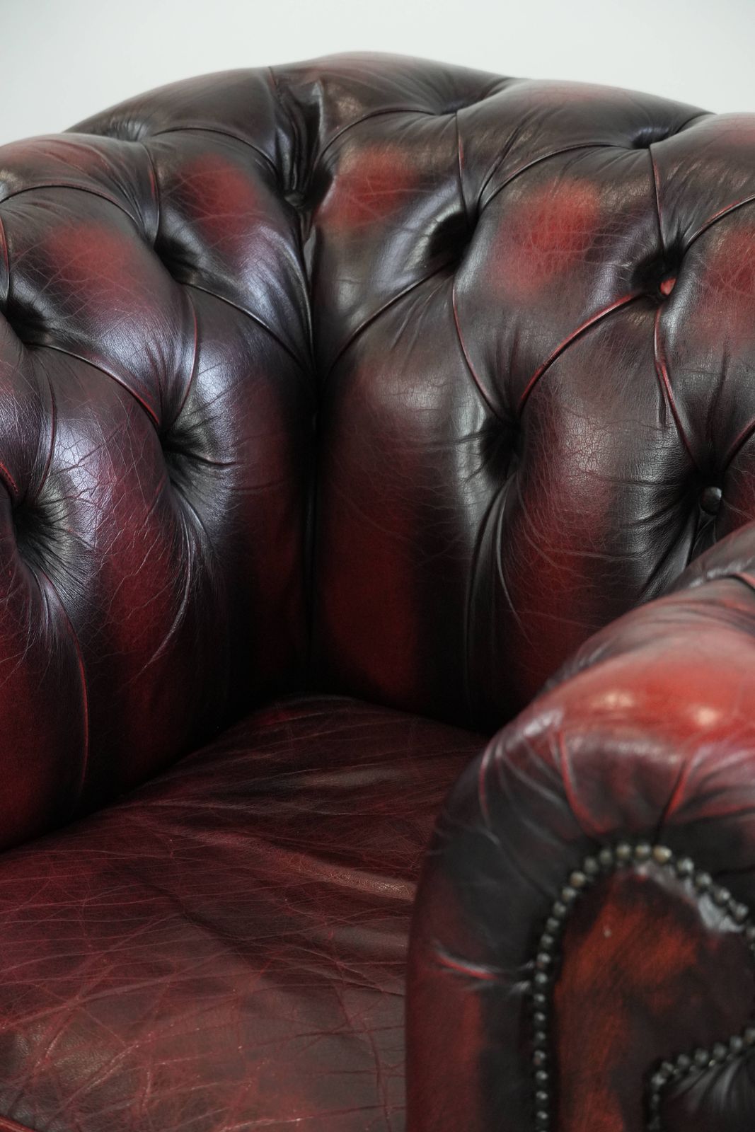 photo vinterior Timeless And Classic English Chesterfield Leather Armchair On Wheels, Finished With Decorative Nails
