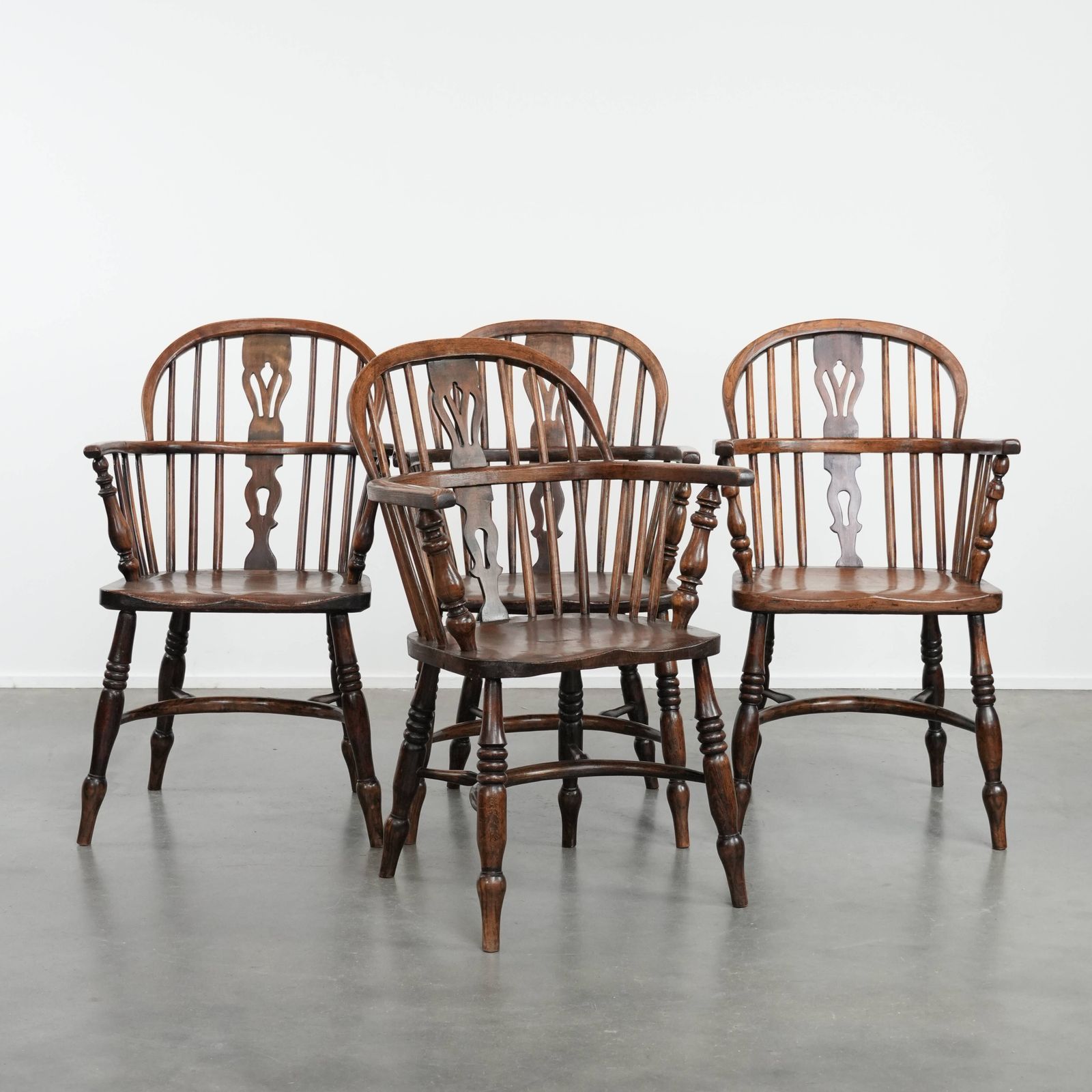 Antique Set Of 4 English Windsor Lowback Chairs With Character, Beautiful Color Scheme And A Lovely Patina