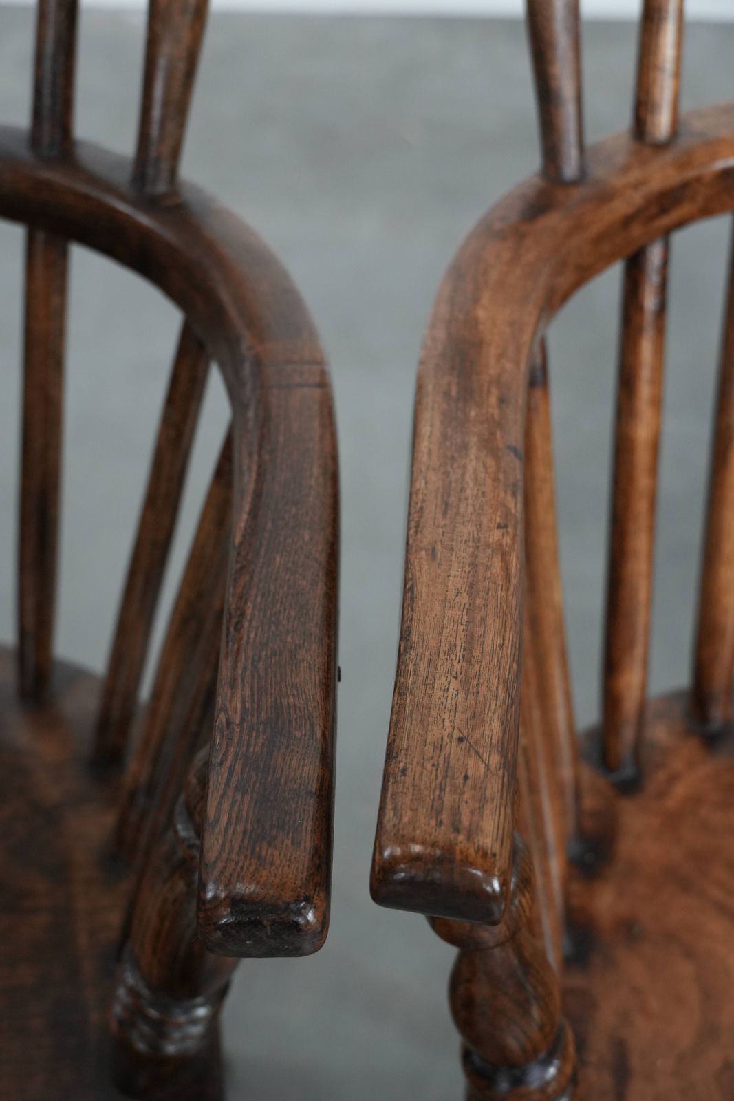 photo furniture Antique Set Of 4 English Windsor Lowback Chairs With Character, Beautiful Color Scheme And A Lovely Patina