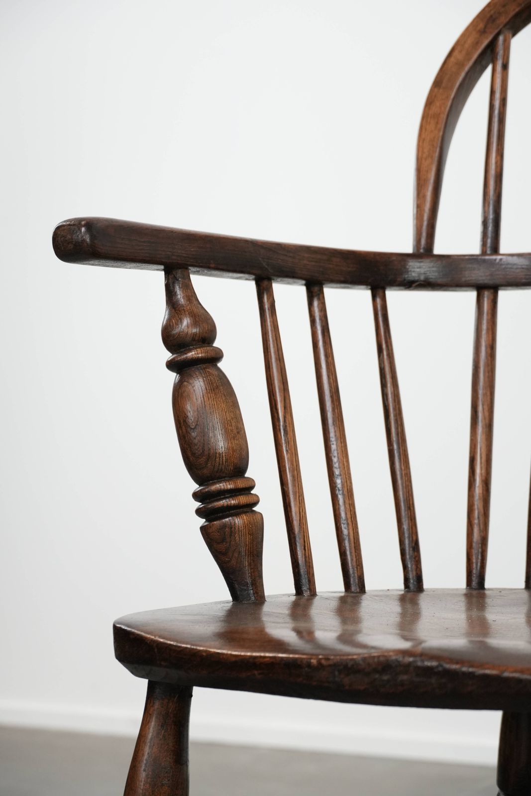 photo vintage Antique Set Of 4 English Windsor Lowback Chairs With Character, Beautiful Color Scheme And A Lovely Patina