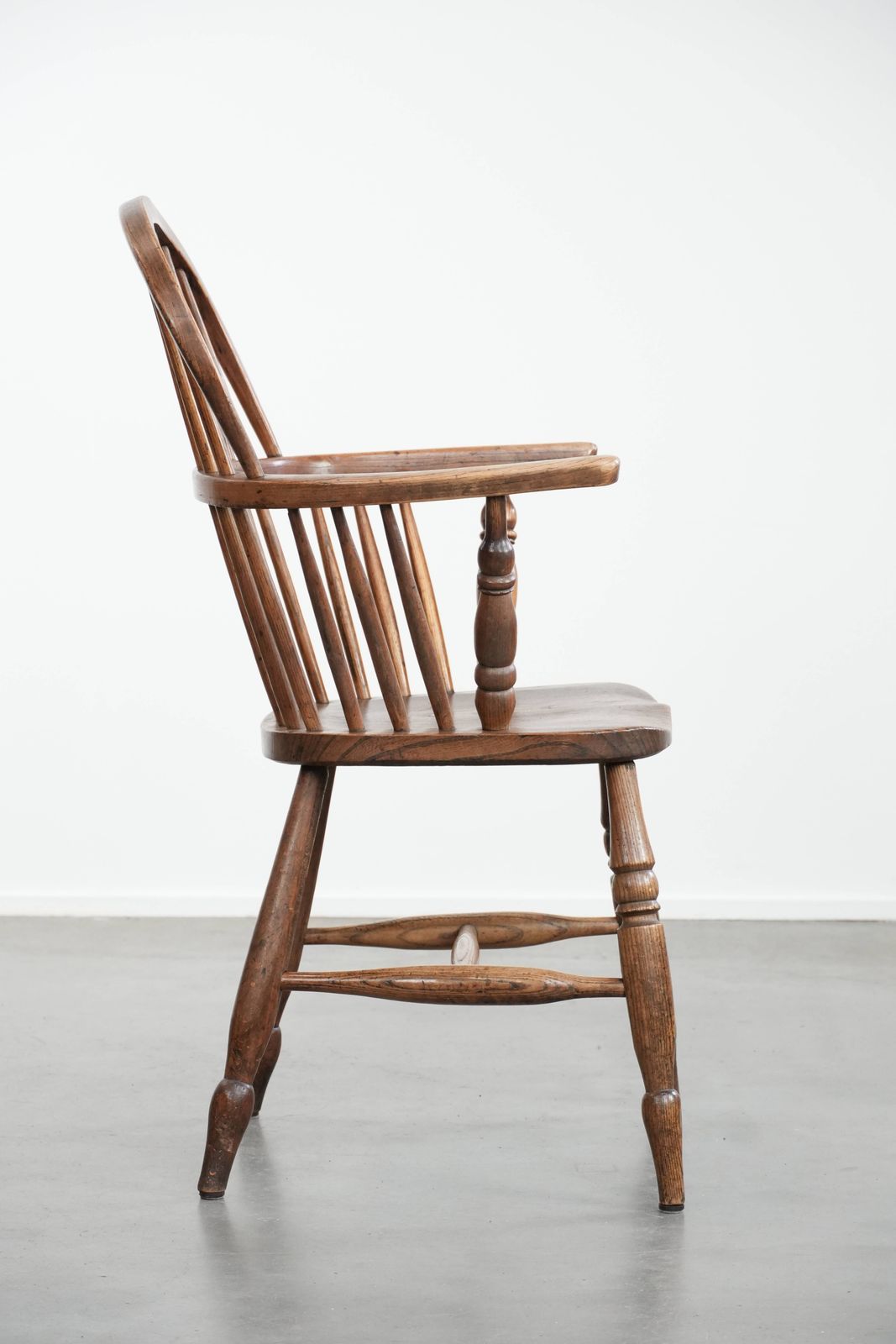 Antieke Engelse Lowback Windsor Stoel Met Mooie Patina En Fraaie Details photo for sale