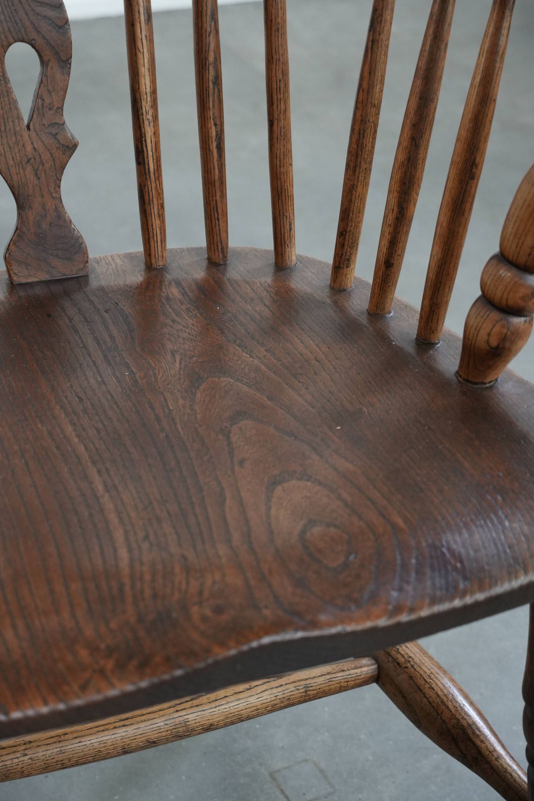 Meubels Antieke Engelse Lowback Windsor Stoel Met Mooie Patina En Fraaie Details photo