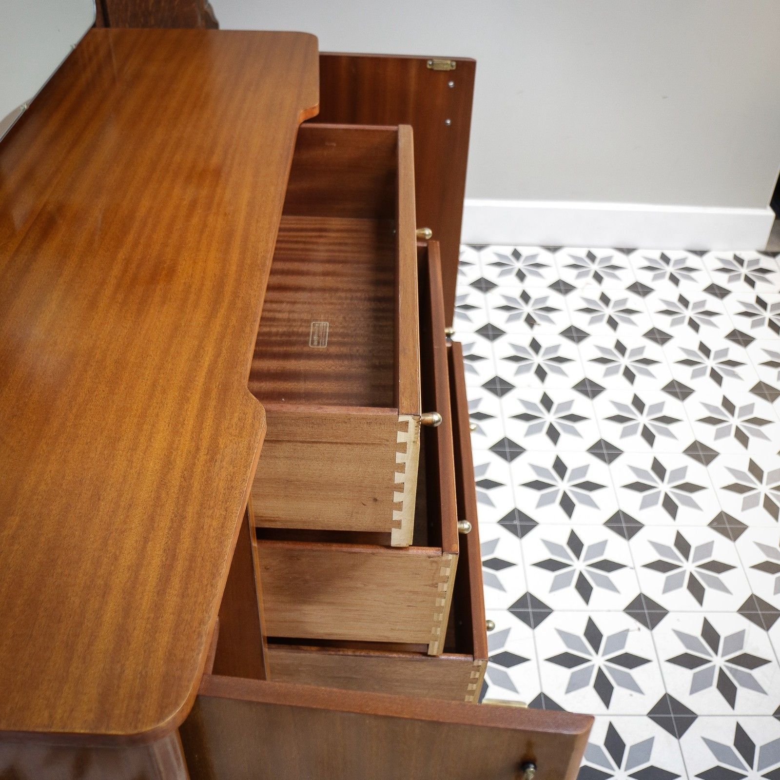 photo furniture Dressing Table With Mirror Austinsuite 1950s