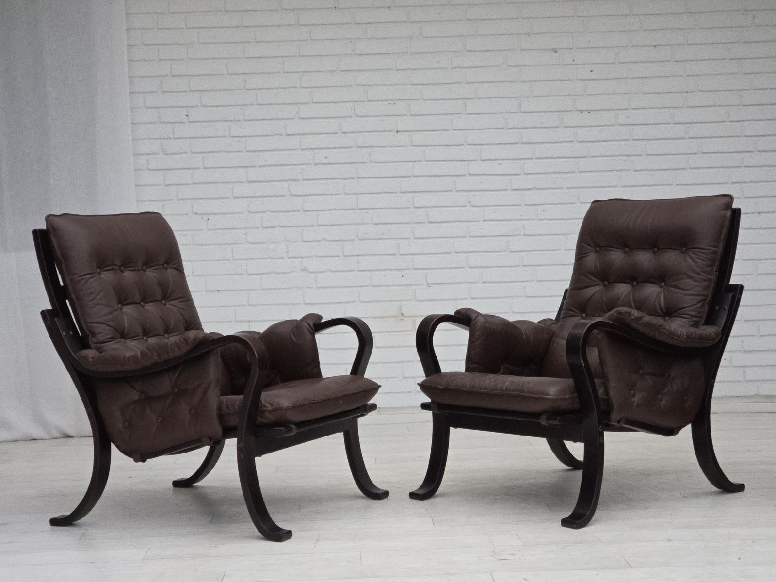 Ca. Jaren 1970, Scandinavisch Vintage Design, Fauteuil, Bruin Leer, Gebogen Hout. photo furniture