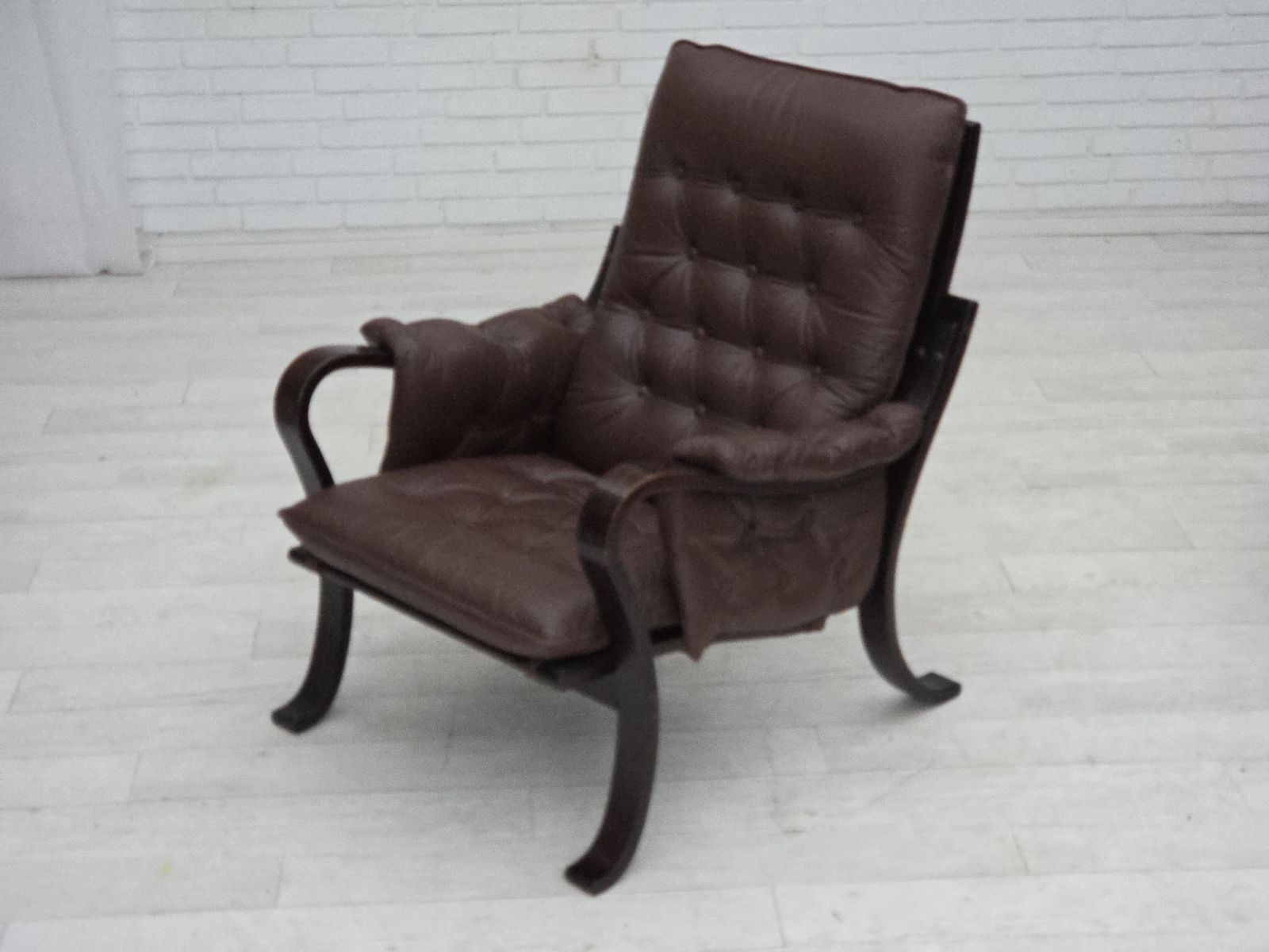 photo buy Ca. Jaren 1970, Scandinavisch Vintage Design, Fauteuil, Bruin Leer, Gebogen Hout.