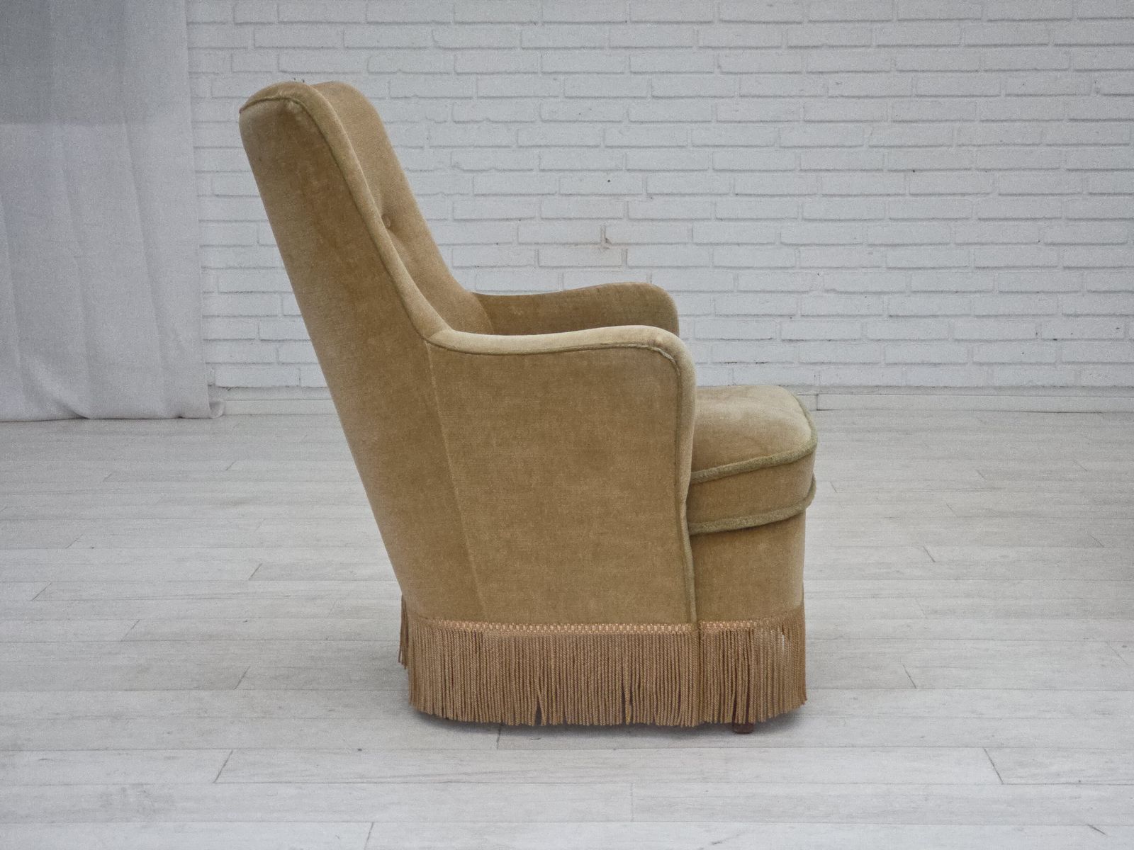photo furniture Ca. Jaren 1970, Deense Fauteuil, Lichtgroene Meubelvelours Bekleding.
