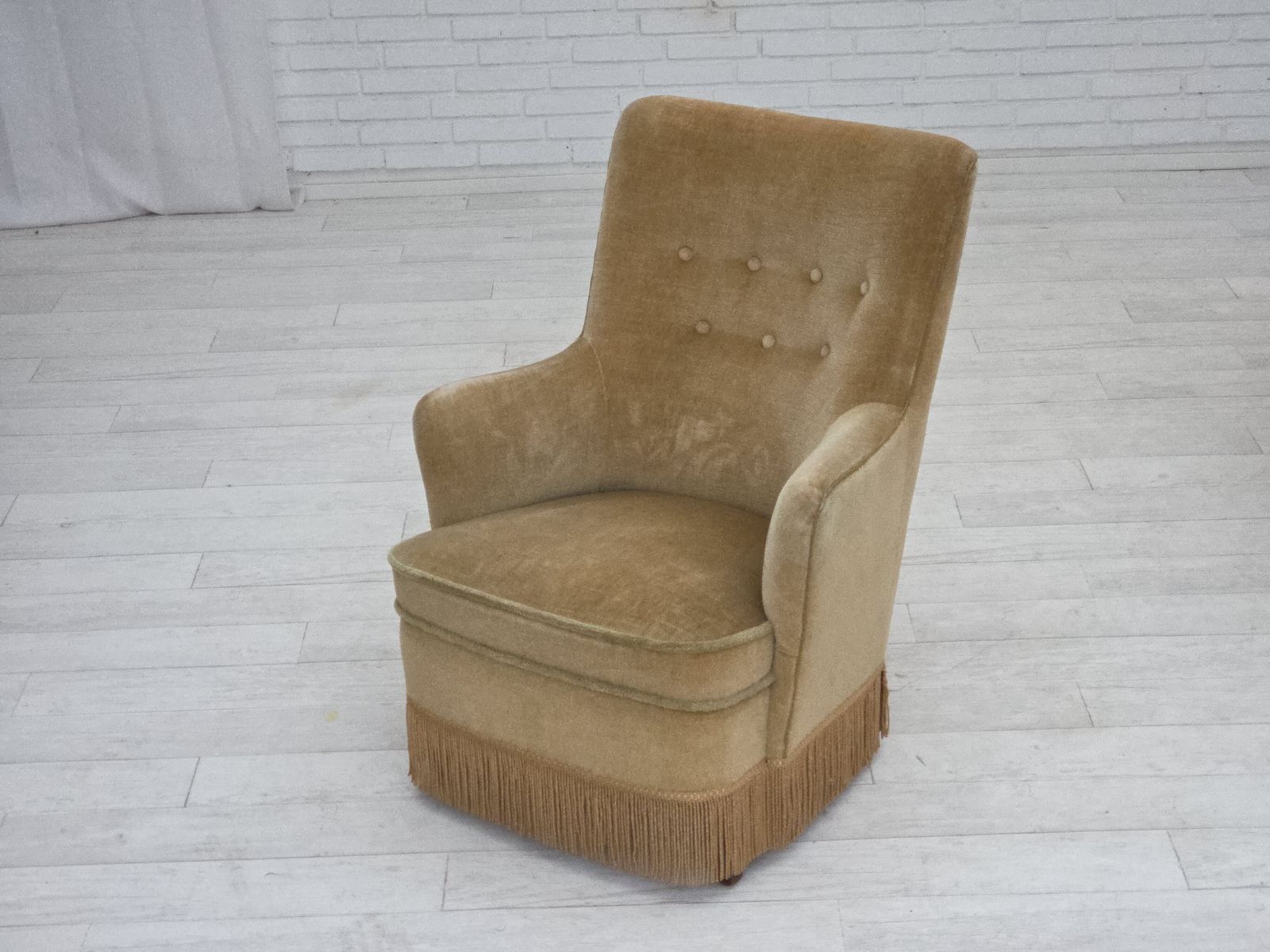 photo vintage Ca. Jaren 1970, Deense Fauteuil, Lichtgroene Meubelvelours Bekleding.
