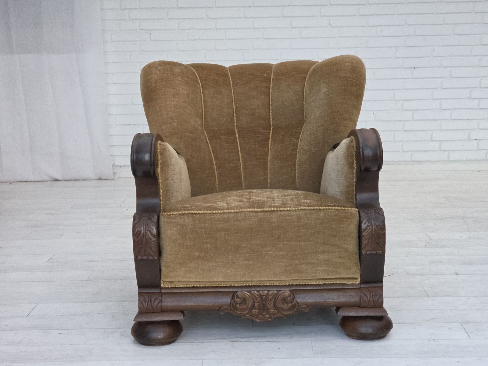 Ca. Jaren 1960, Deense Fauteuil, Groen Meubelvelours, Gesneden Eikenhout. photo for sale