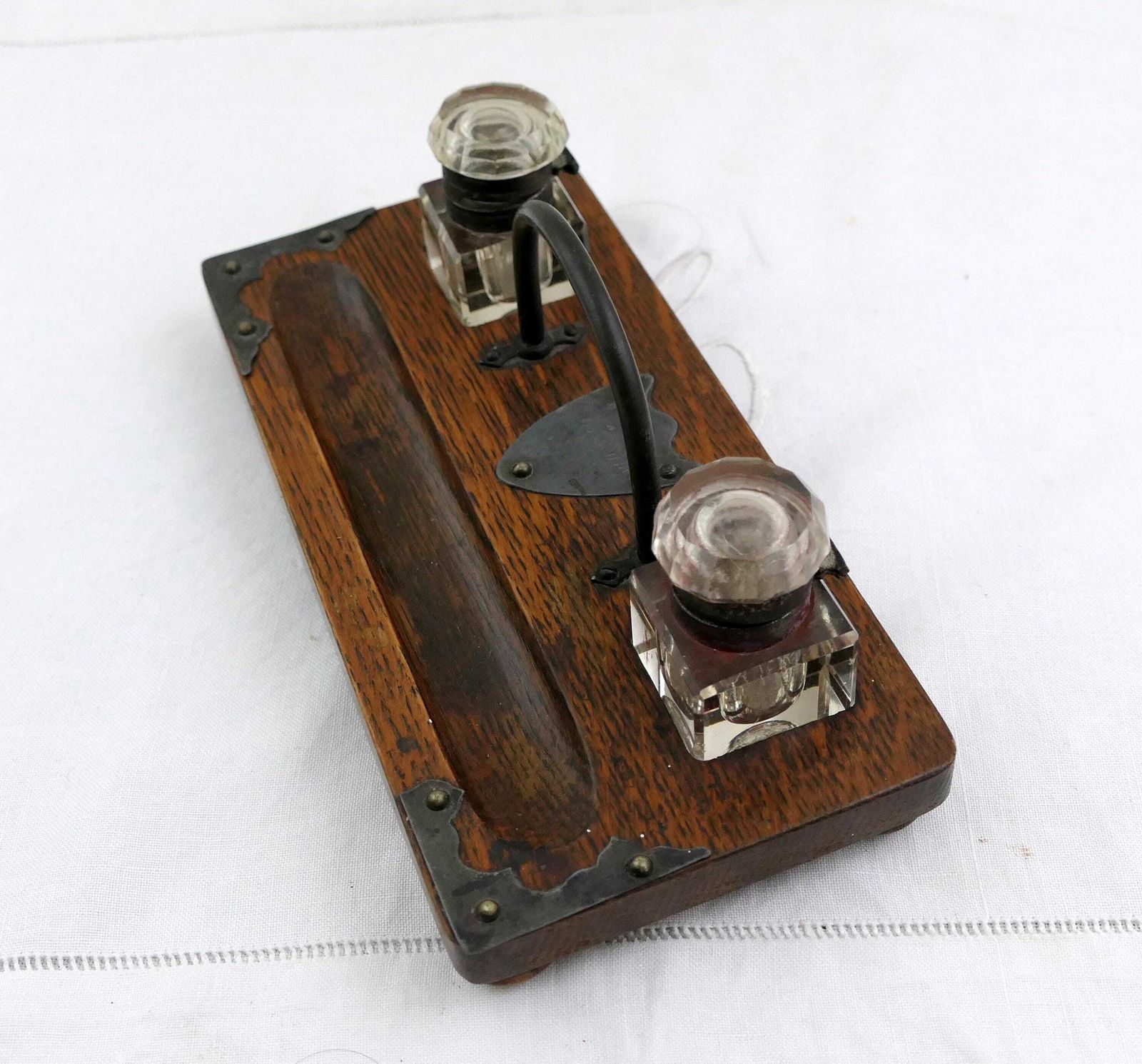 Antiek Engels eiken inktstelletje met pennenhouder, draaggreep en helder glas – toebehoord aan Ck Aicher – retro stijl, kantoorobject uit Engeland photo vinterior