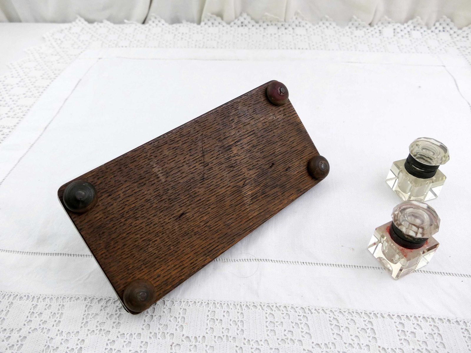photo furniture Antiek Engels eiken inktstelletje met pennenhouder, draaggreep en helder glas – toebehoord aan Ck Aicher – retro stijl, kantoorobject uit Engeland