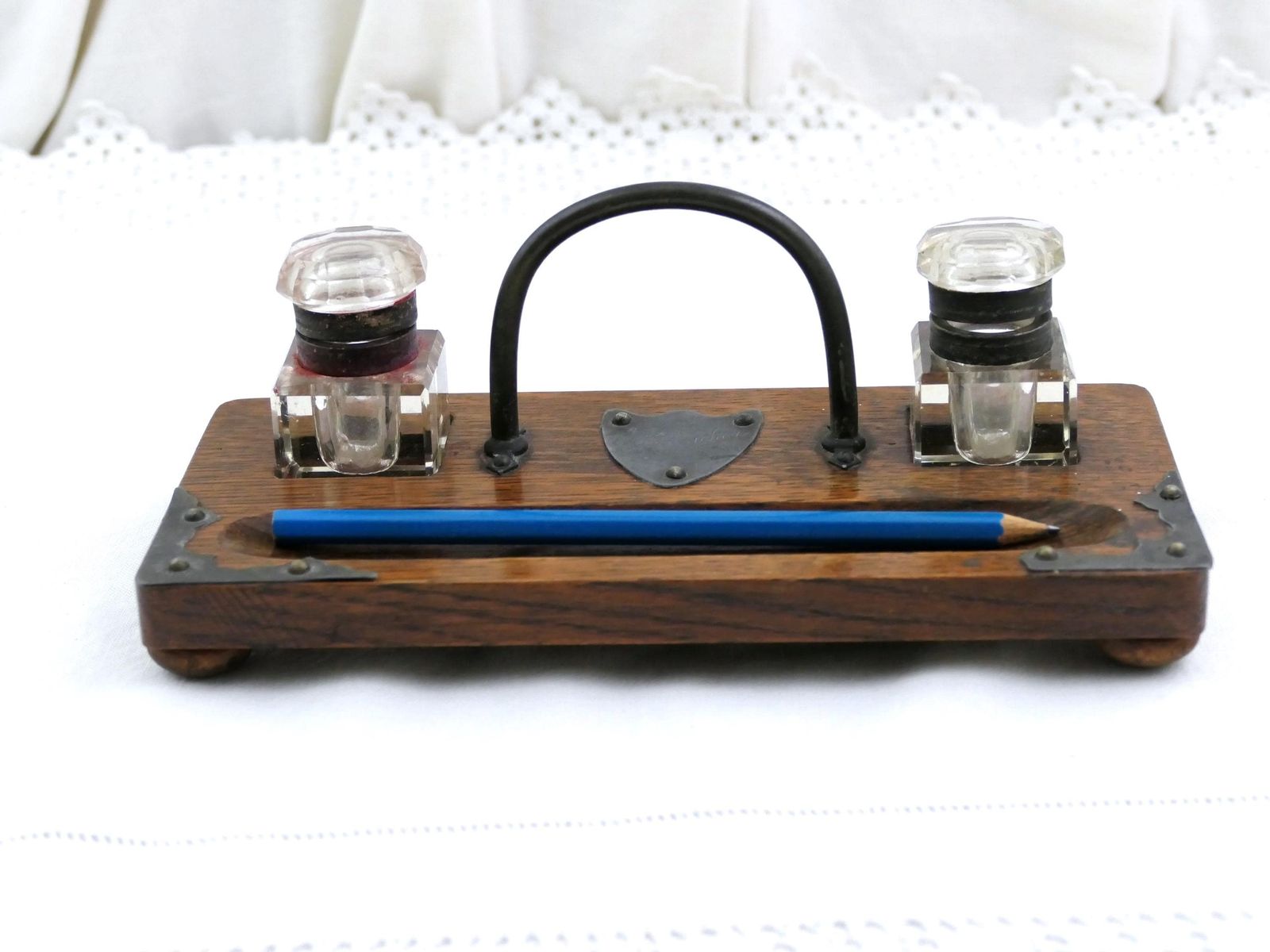 Woonaccessoires Antiek Engels eiken inktstelletje met pennenhouder, draaggreep en helder glas – toebehoord aan Ck Aicher – retro stijl, kantoorobject uit Engeland photo