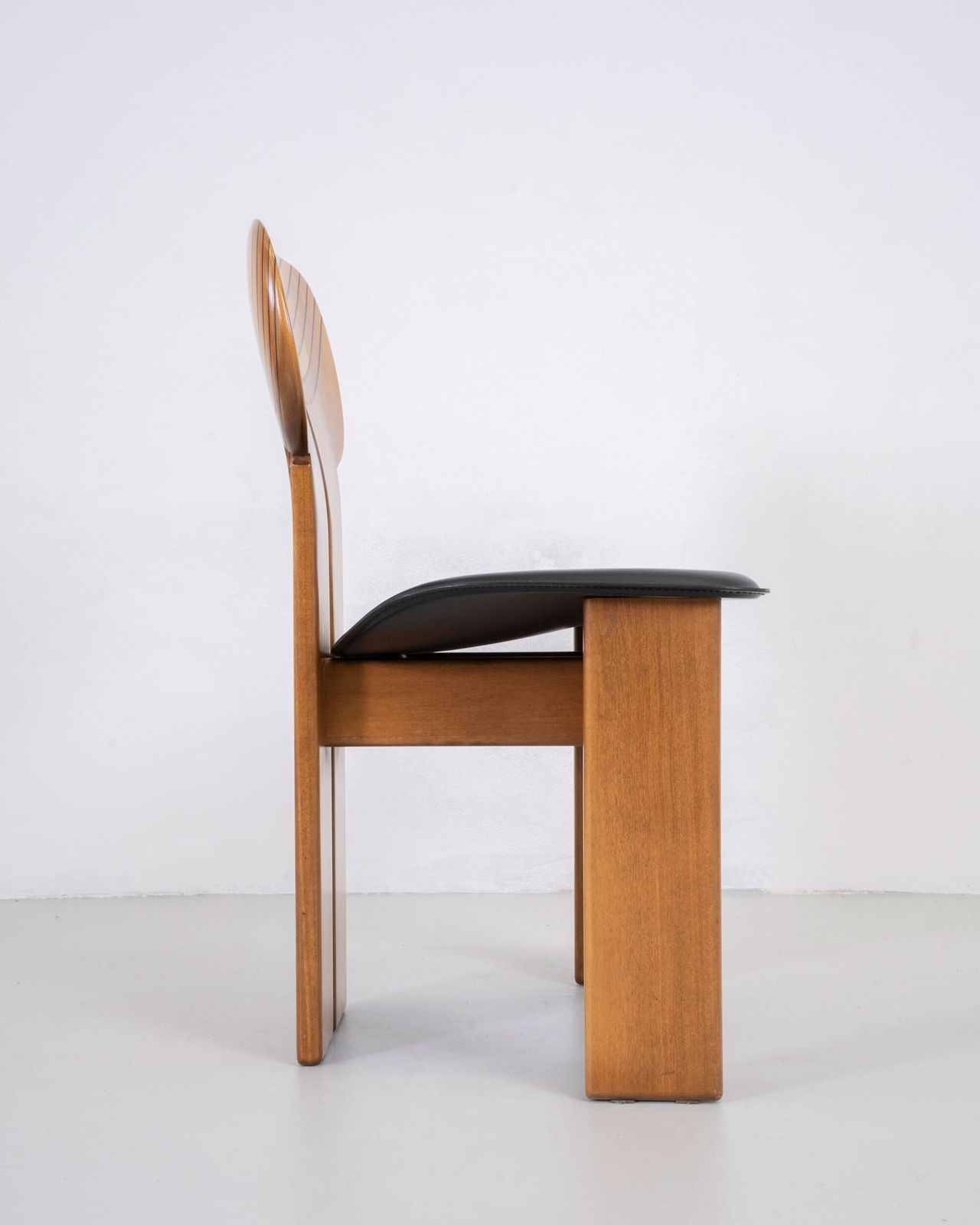Tobia Scarpa Set Of Eight Africa Chairs In Walnut And Leather By Maxalto 70s photo Furniture
