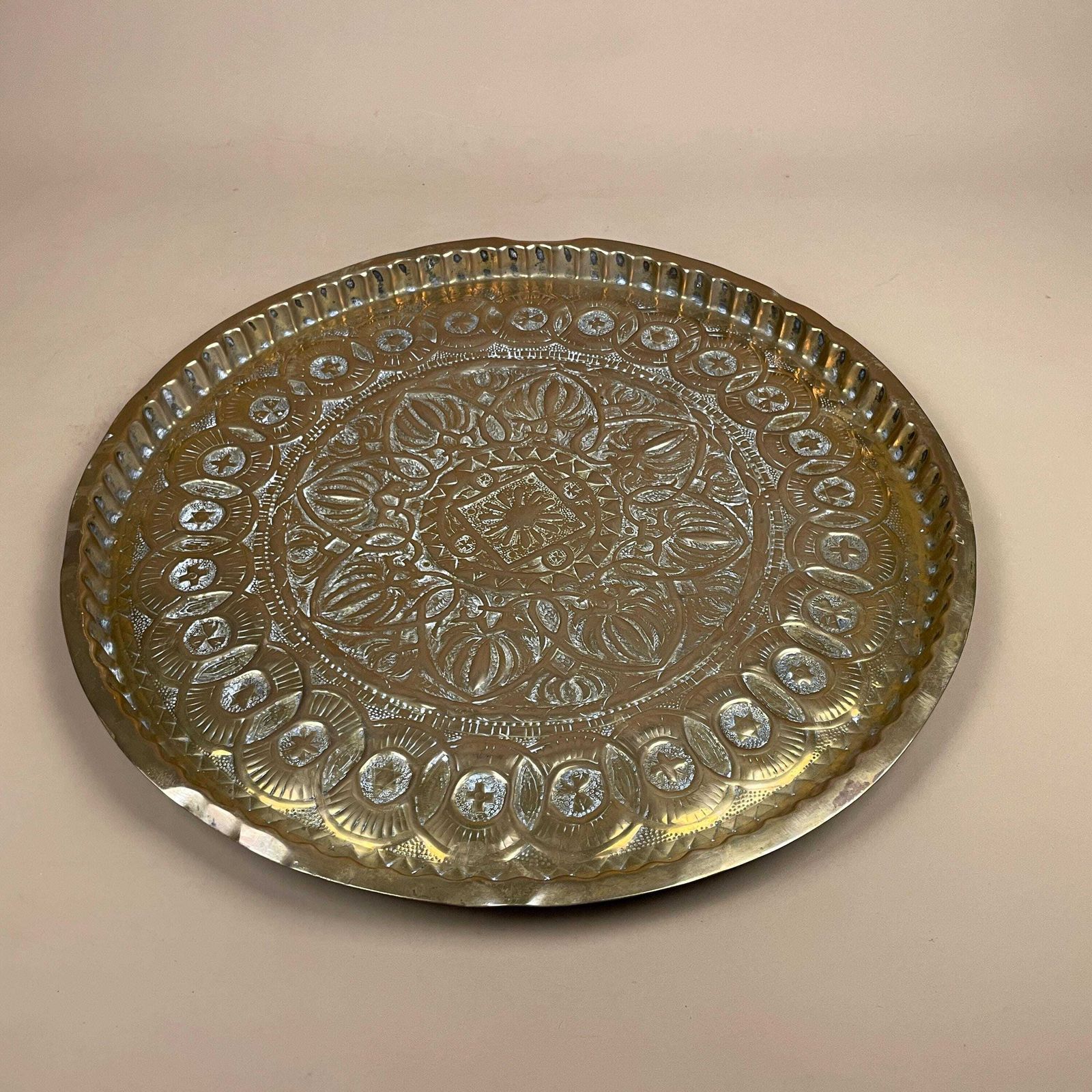 Antique Indian Gold Brass Tea Tray 46.5cm Large Decorative Circle Round Handmade Etched Intricate Vintage Antique Patterned Metal Circular photo Home Decor