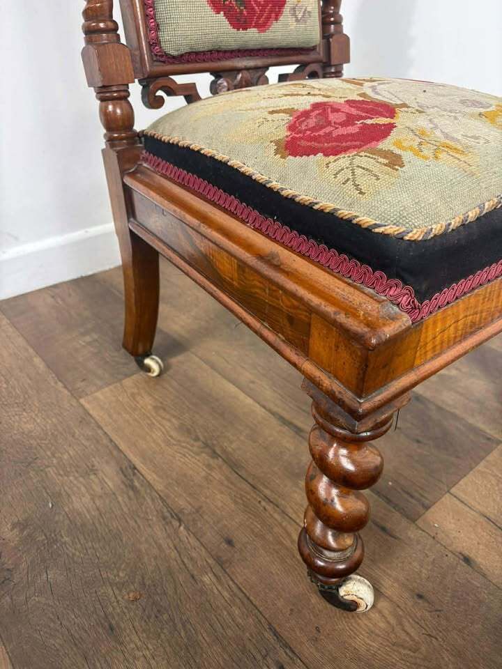 photo vinterior Victorian Walnut Prayer Chair With Tapestry Upholstery