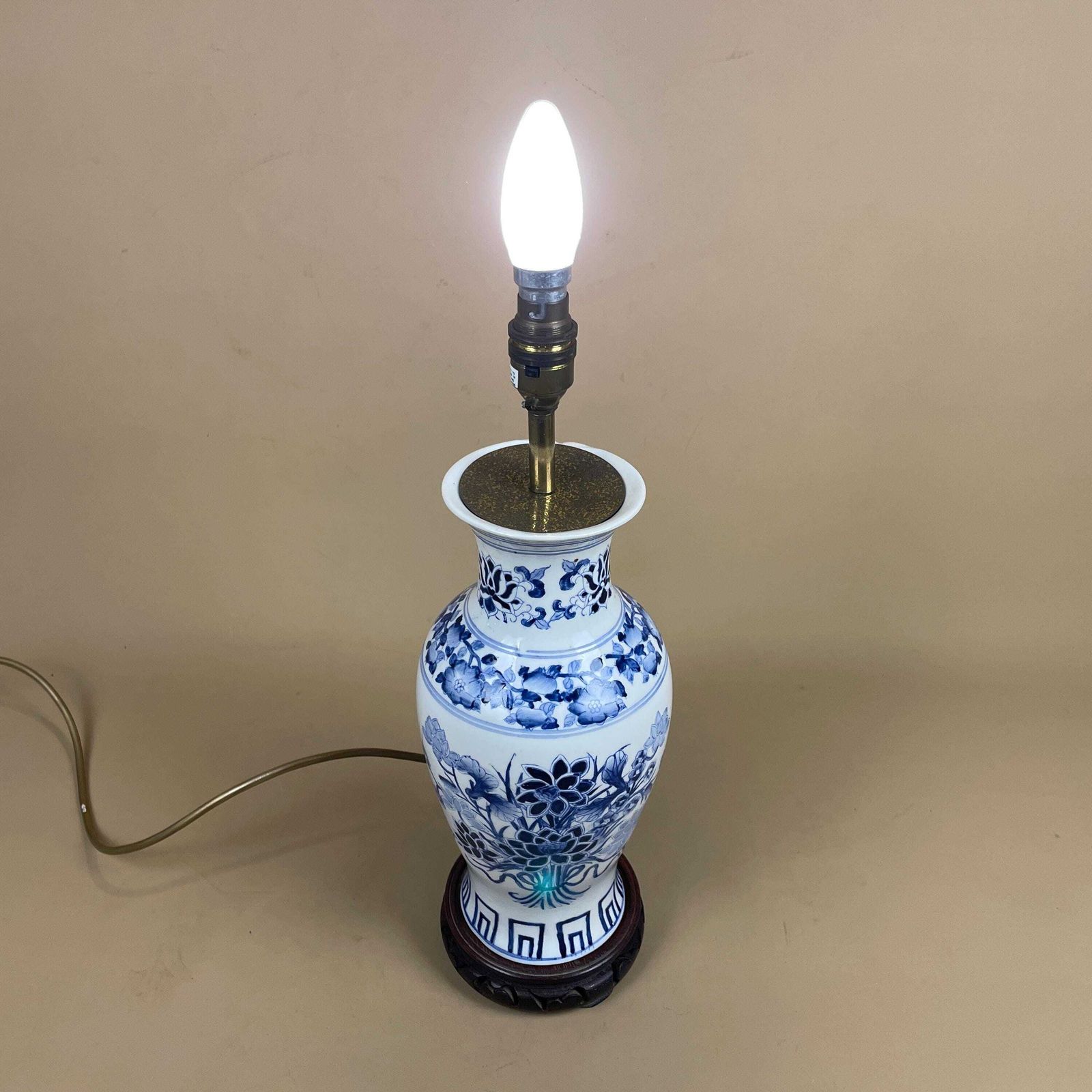 photo furniture Oriental Ceramic Lamp Blue White Ginger Jar Hand Painted Floral Vintage Porcelain Table Lamp Classic Chinoiserie Ornate Pattern Wood Base