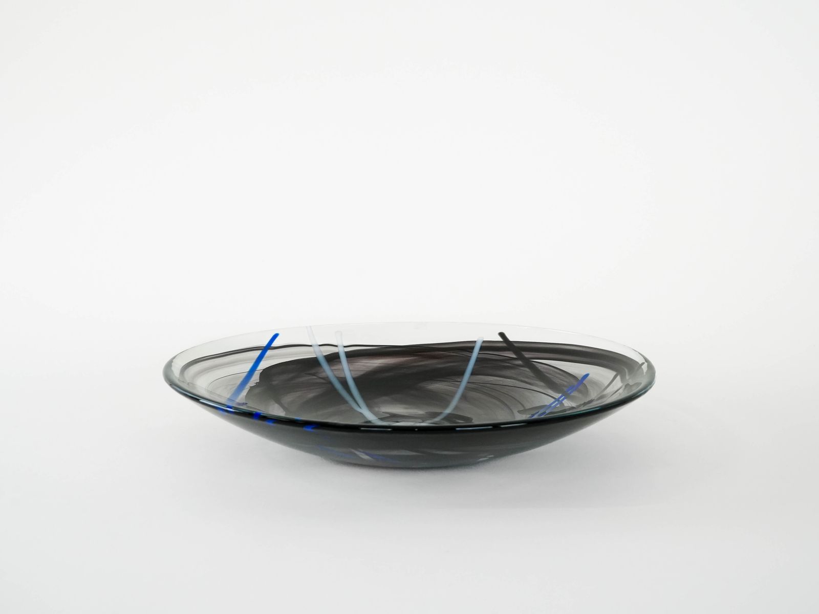 Glazen Schaal Contrast, Zweeds Design, Jaren 1980, Fabrikant: Kosta Boda, Ontwerper: Anna Ehrner photo for sale