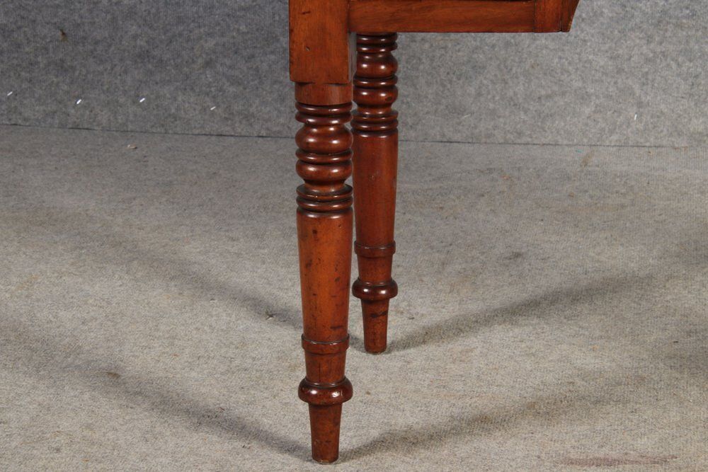photo vinterior Small Antique Ladies Desk In Mahogany, 1900