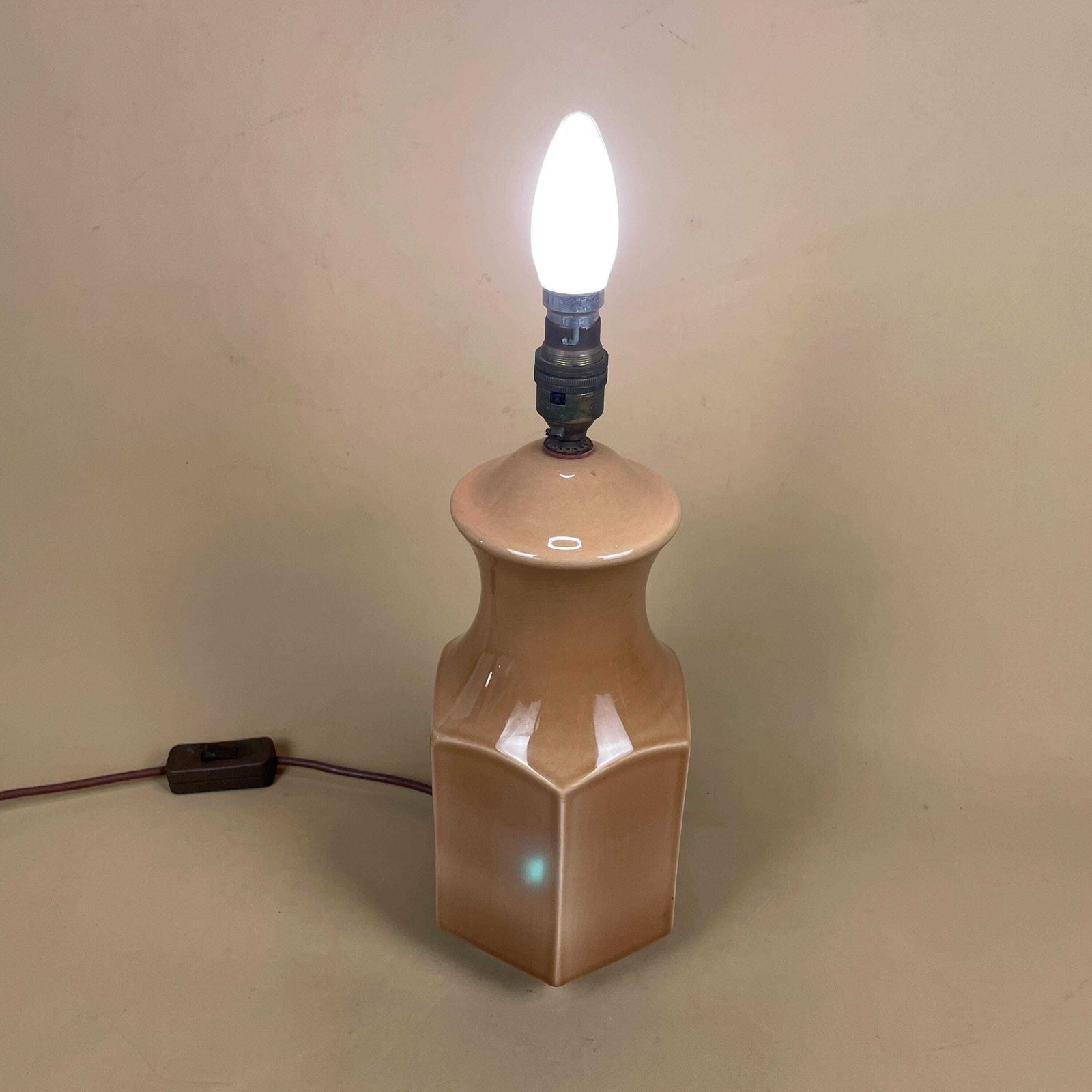 photo furniture Ceramic Lamp Light Bedside Table Hexagon Shape Vase Beige Light Antique Brass Gold Trims Medium Vintage Retro Decor Classic