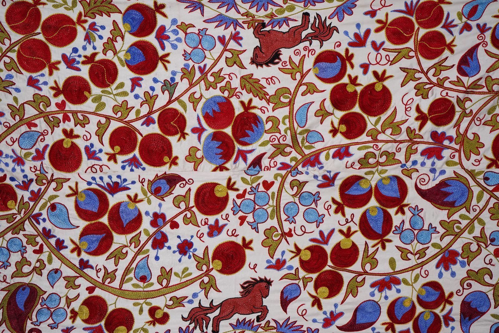 Textiles Suzani Tapestry – White Base With Horse And Pomegranate Motifs 3'2'' X 6' photo