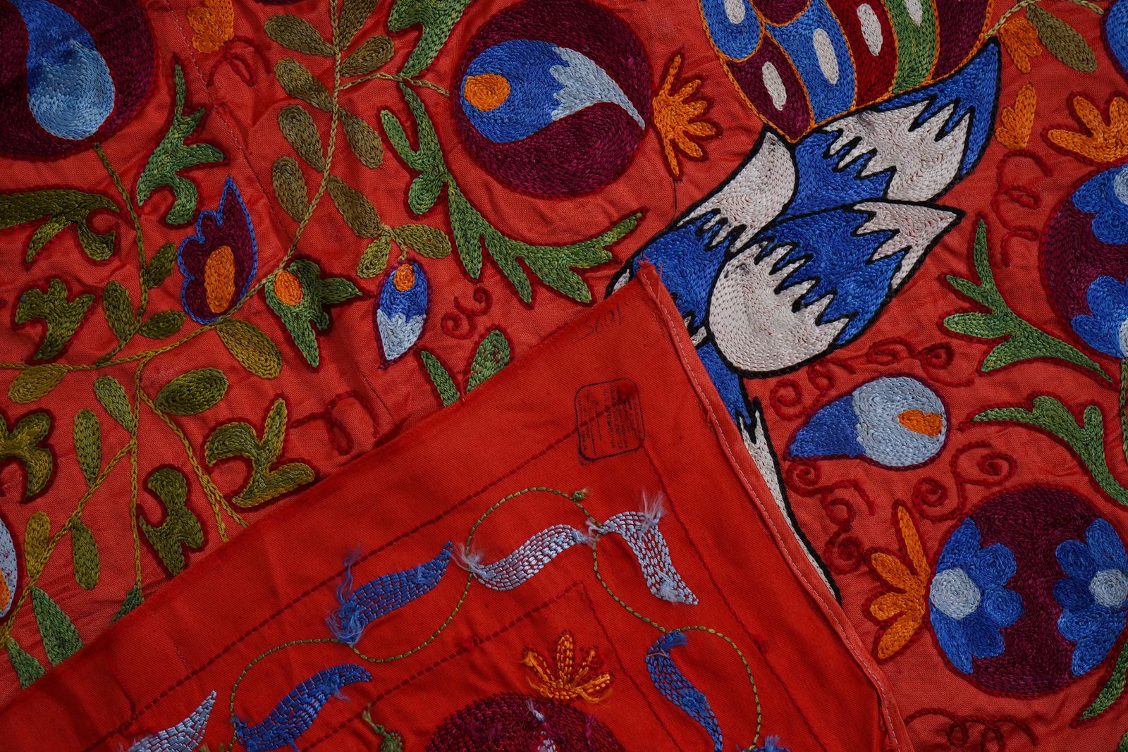 photo vinterior Red Suzani Embroidered Wall Hanging With Peacocks – Silk Cotton Boho Textile 3'4'' X 6'1''