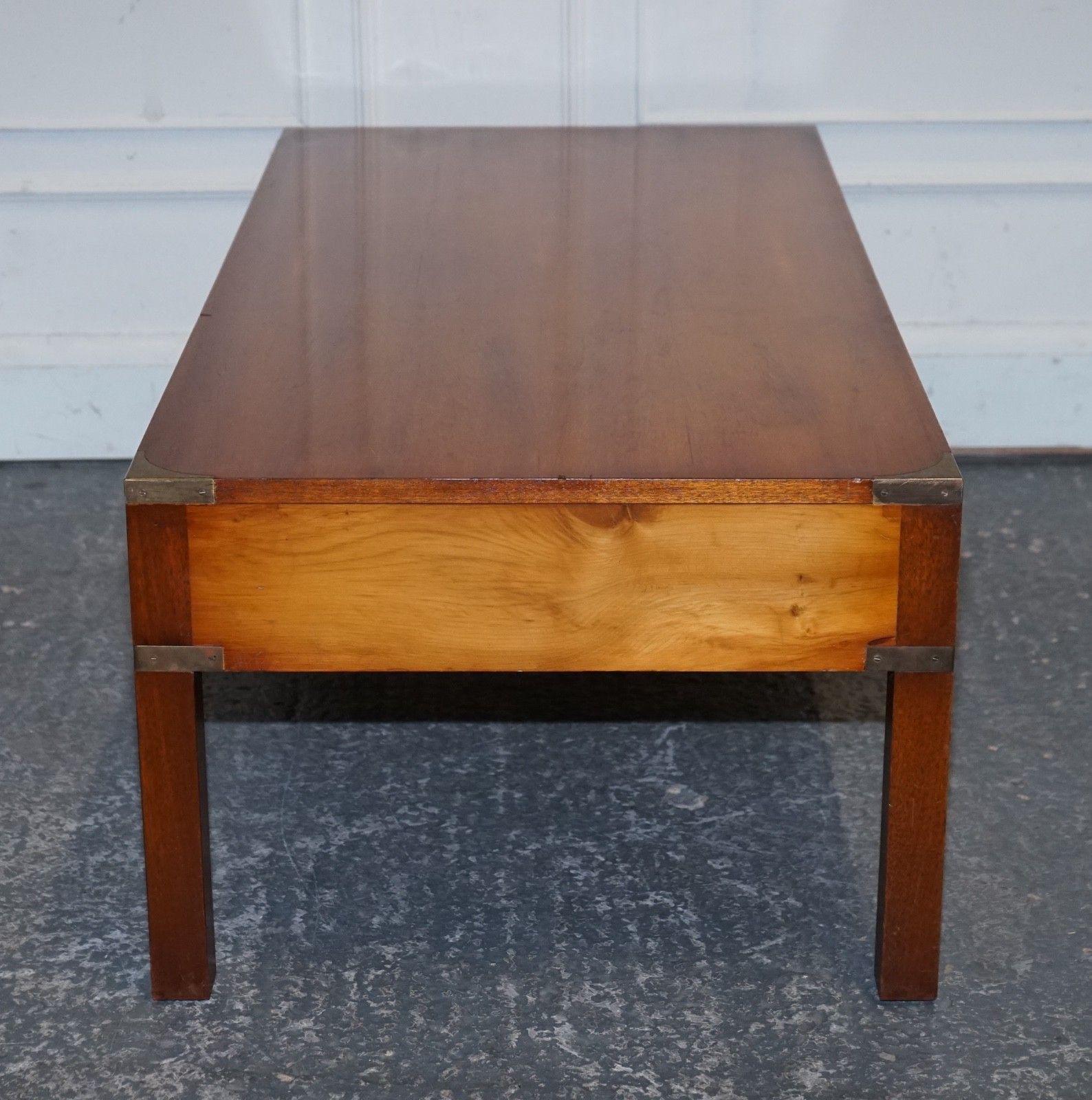 photo vinterior Vintage Burr Yew Wood Brass Military Campaign 3 Drawer Coffee Table