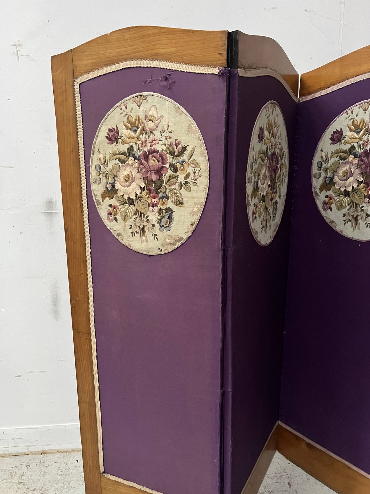 photo furniture Four Panel Screen Decorated With An Oval Tapestry From The 20th Century.