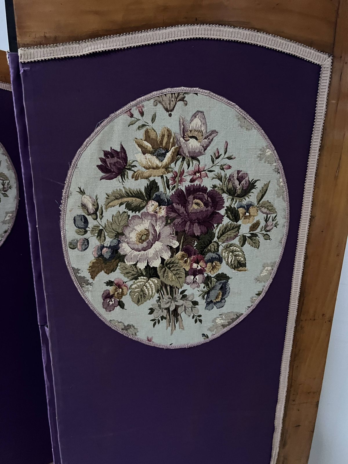 780.75 Four Panel Screen Decorated With An Oval Tapestry From The 20th Century. photo