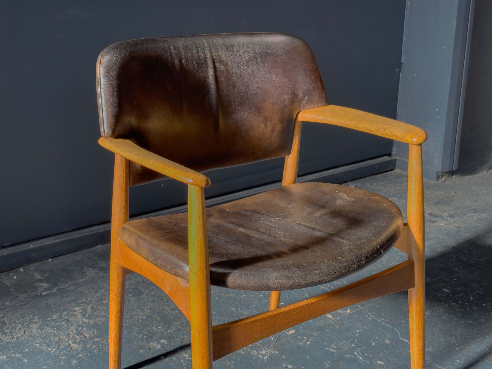 photo furniture Ejnar Larsen & Aksel Bender Madsen Model 4205 Chair