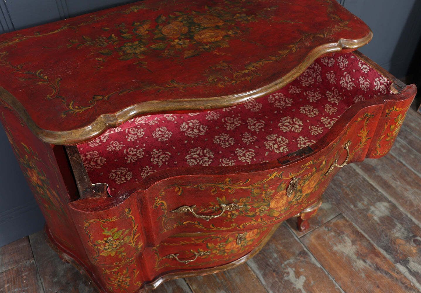 photo vinterior Italian Painted 'Lacca Povera' Commode, 19th Century