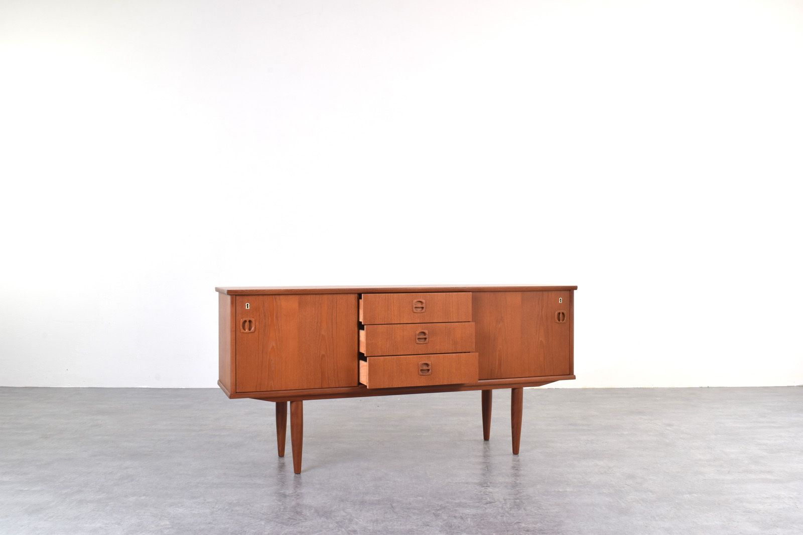 Mid Century Danish Teak Sideboard, 1960s. photo vinterior