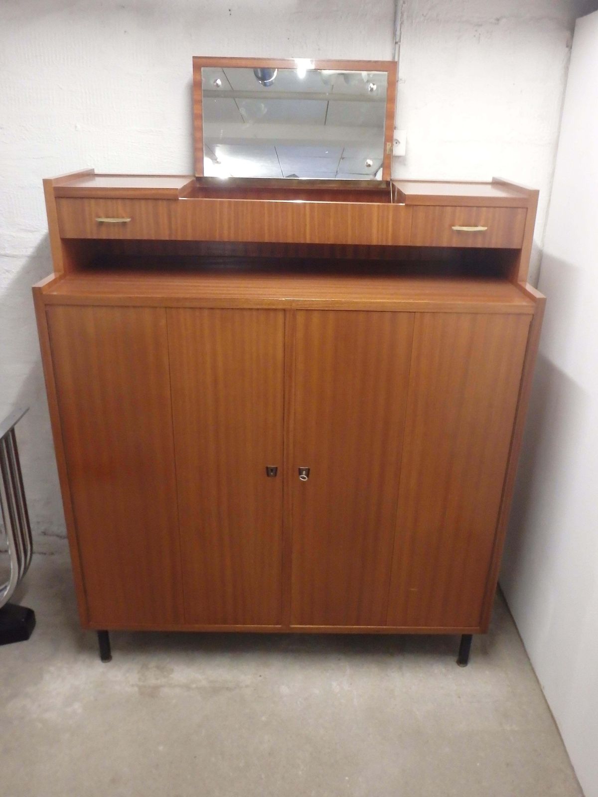 photo vintage Mid Century Full Mahogany Gentlemen Dresser "Homme Debout"