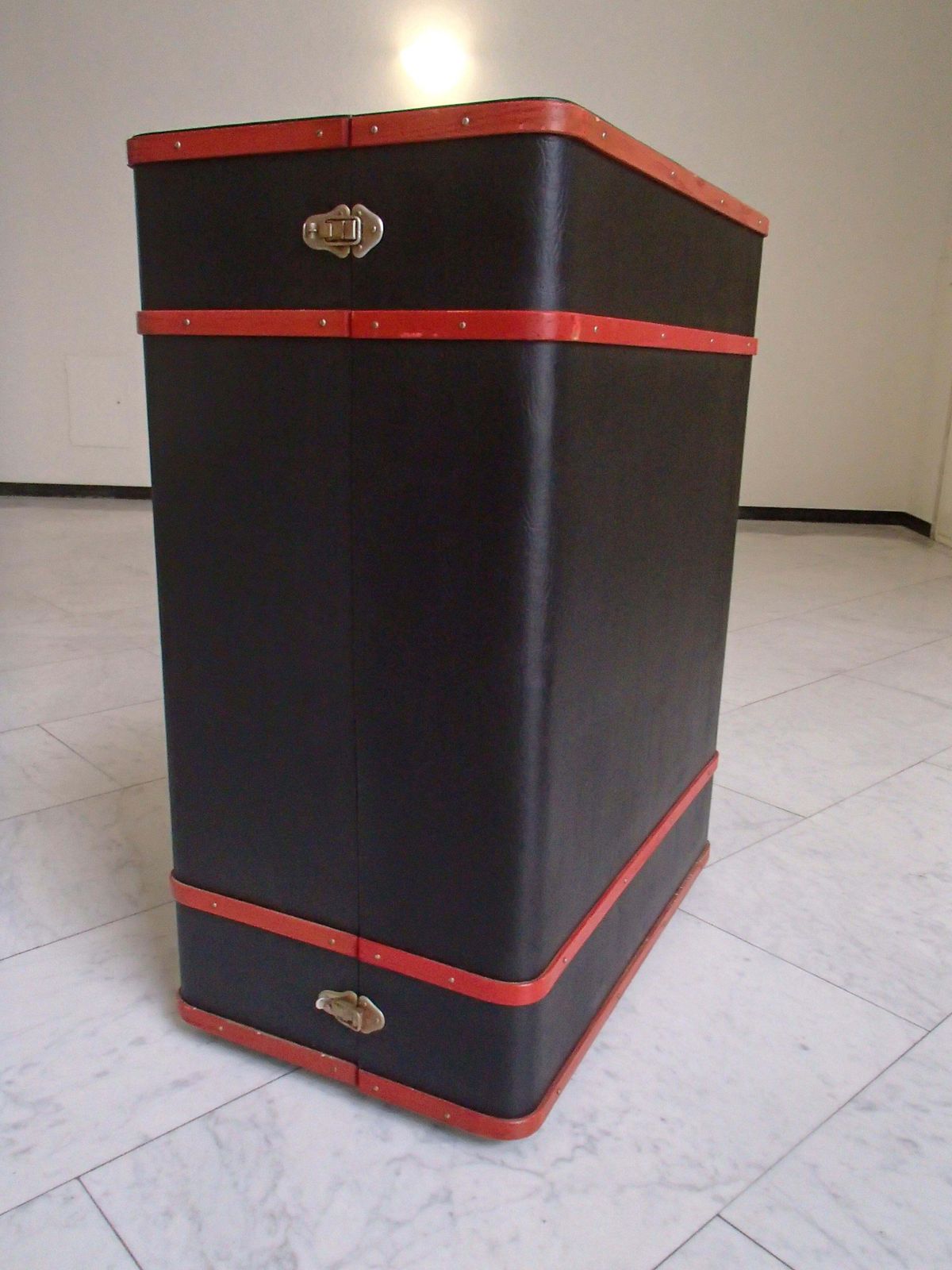 Modern Trunk Bar Black And Red With Sink Inside On Wheels photo for sale