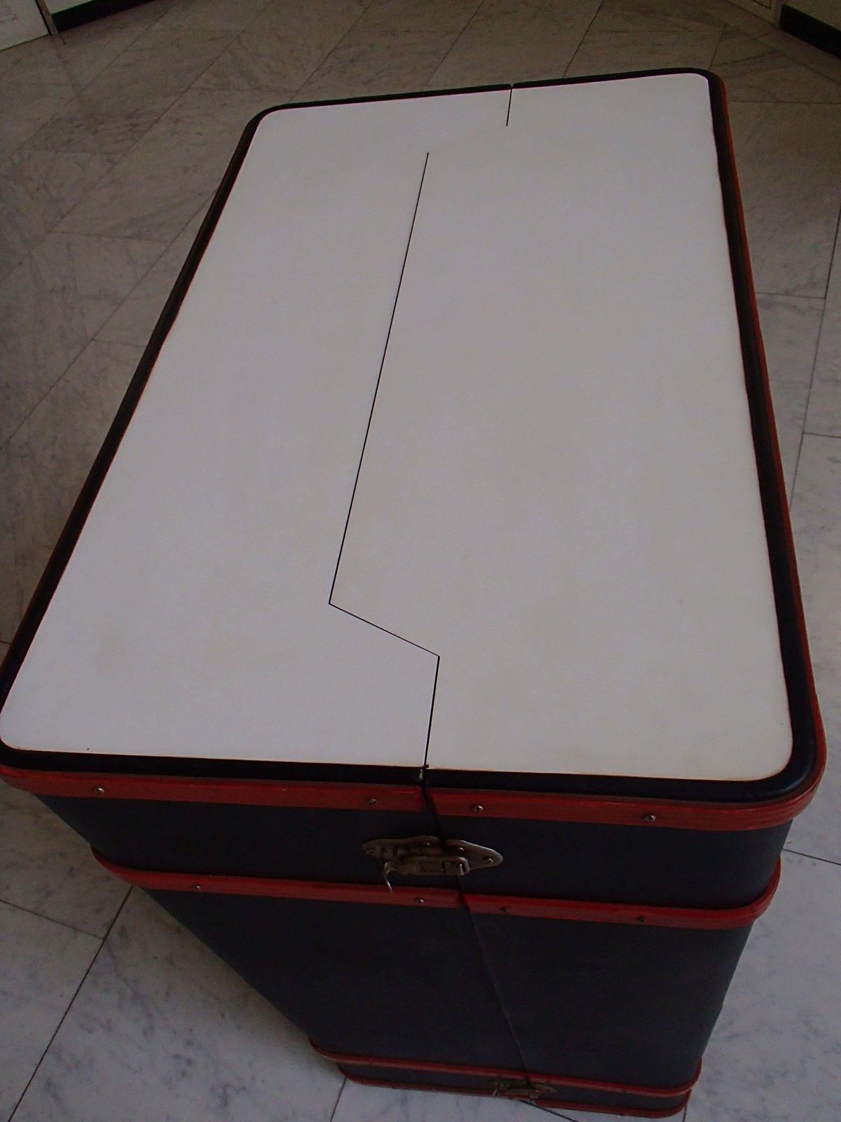 photo buy Modern Trunk Bar Black And Red With Sink Inside On Wheels