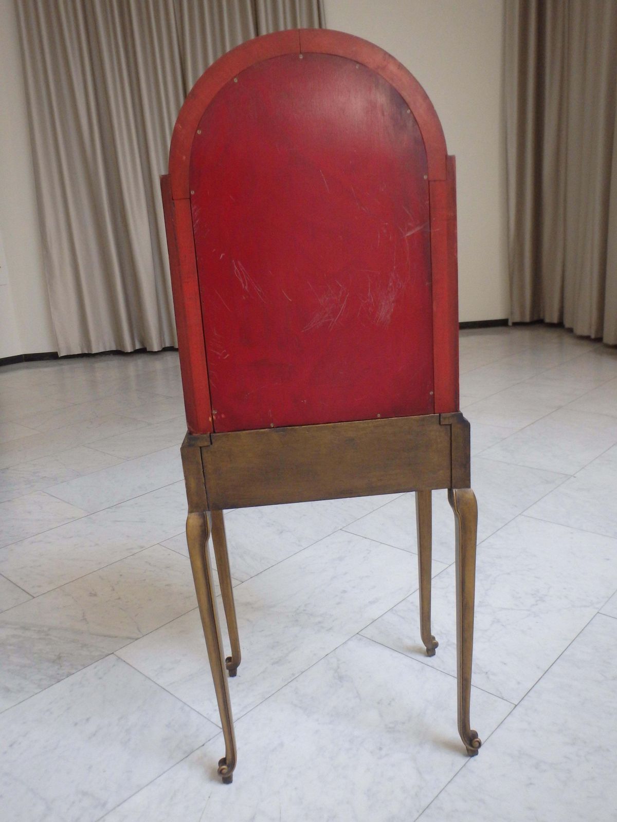 photo vinterior 1920 Elegant Japonisem Red And Gold Dry Bar With Sculpted Figures And Pagodes
