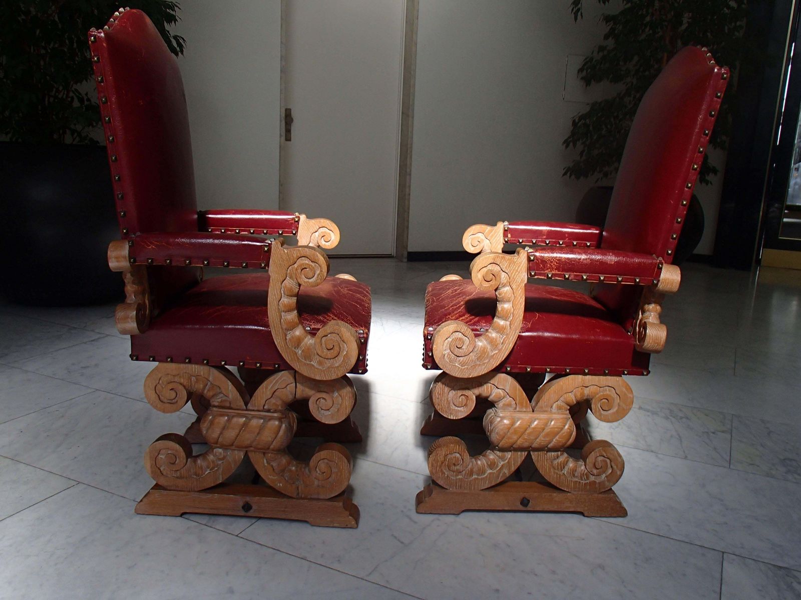 photo furniture 1940 Pair Of Side Chairs Chalked Oak And Red Leather