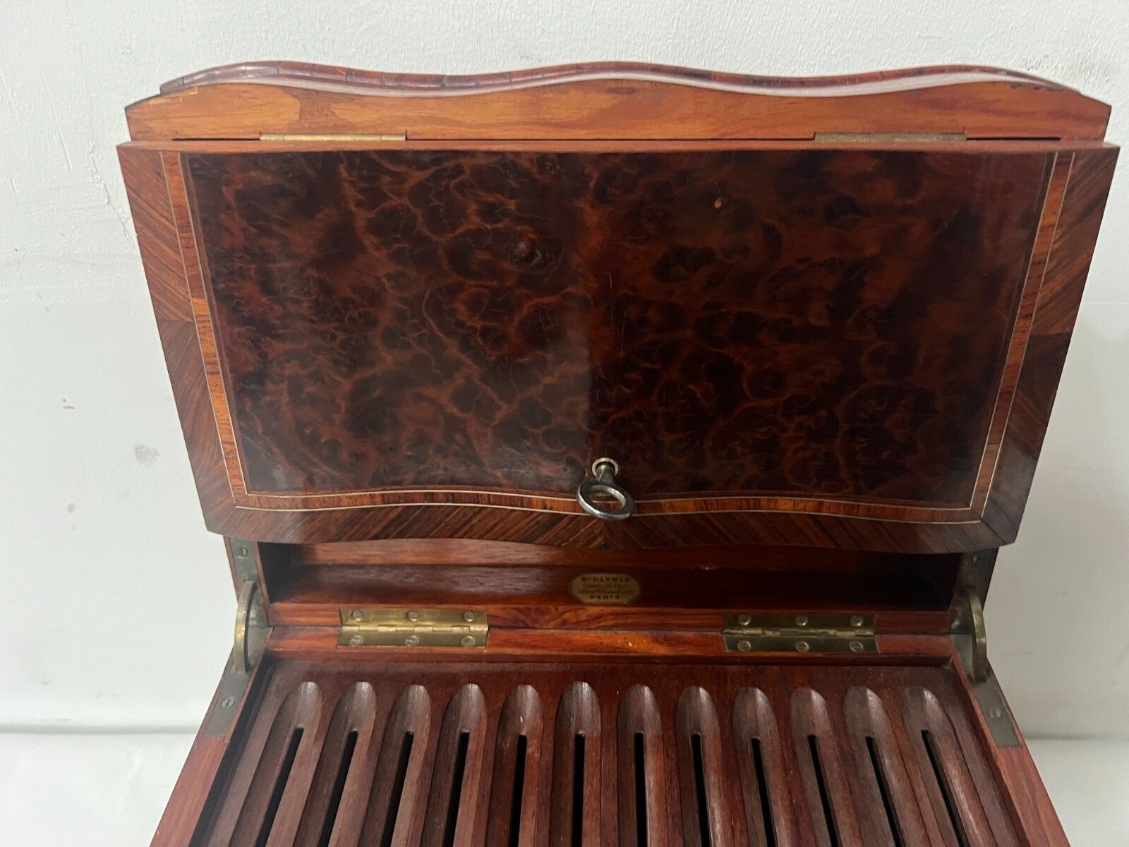photo vintage 19th Century Cigar Box In Thuya Burl And Rosewood