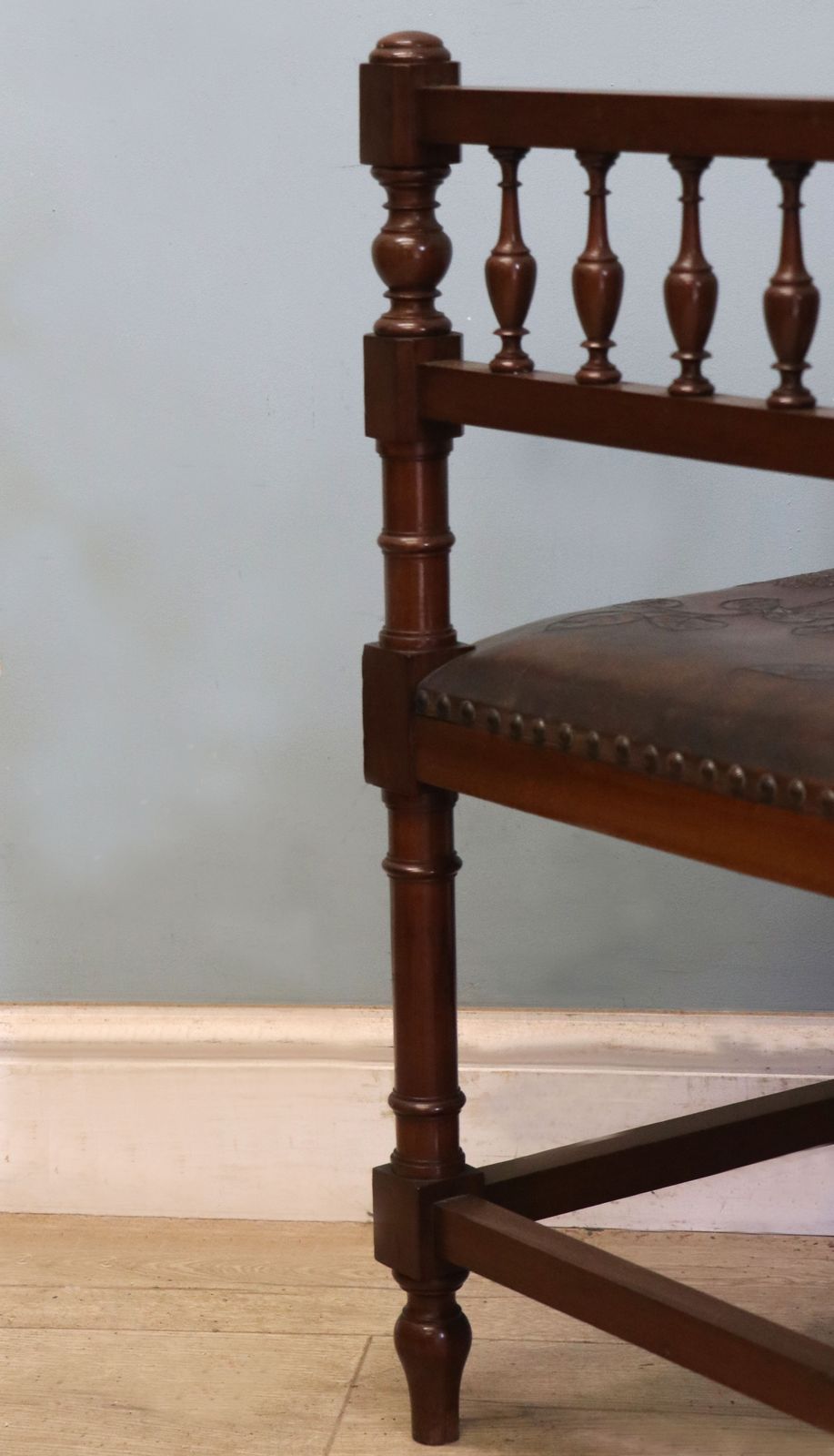 photo vinterior A Lovely Unusual Late Victorian Corner Chair.