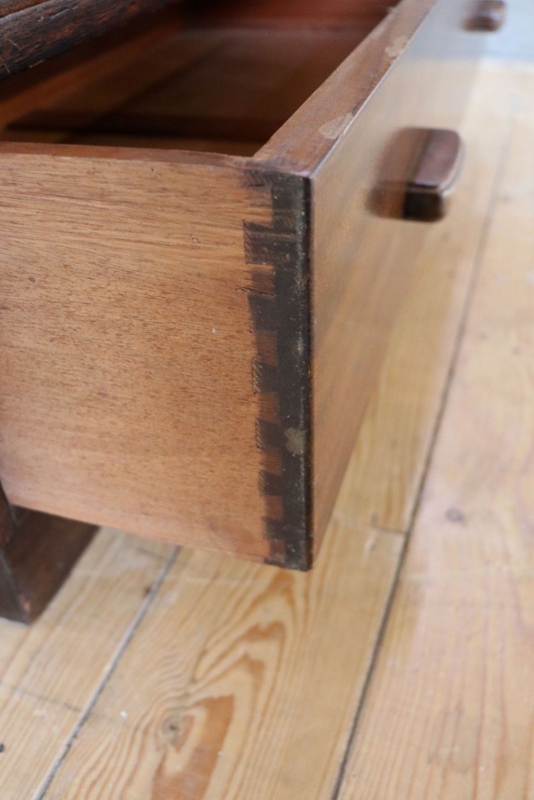 photo vinterior A Lovely, Classic 1930s Chest Of Five Drawers, Later Hand Sign Written For Avro Aeronautic Engineering.