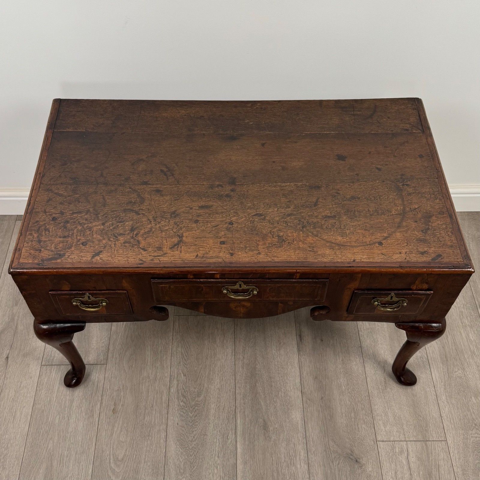 photo furniture Antique 18th Century Queen Anne Style Low Side Table In Walnut
