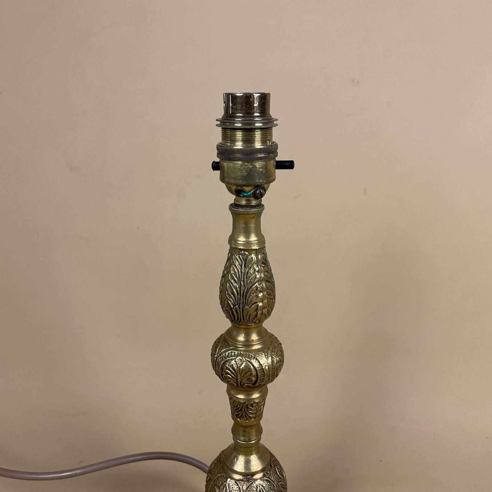 Antique Metal Gold Brass Lamp Light Bedside Side Table Desk Column Ornate Detail Round Scalloped Base Vintage Pattern Patterned Detail photo 85.0