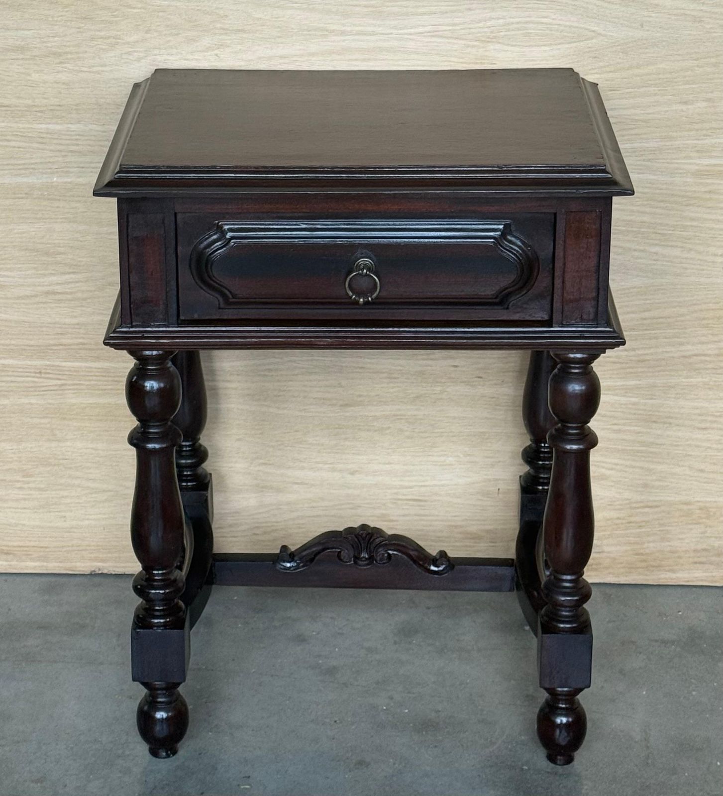Paire de tables de chevet espagnoles en noyer sculpté, pieds salomoniques et tiroir photo for sale