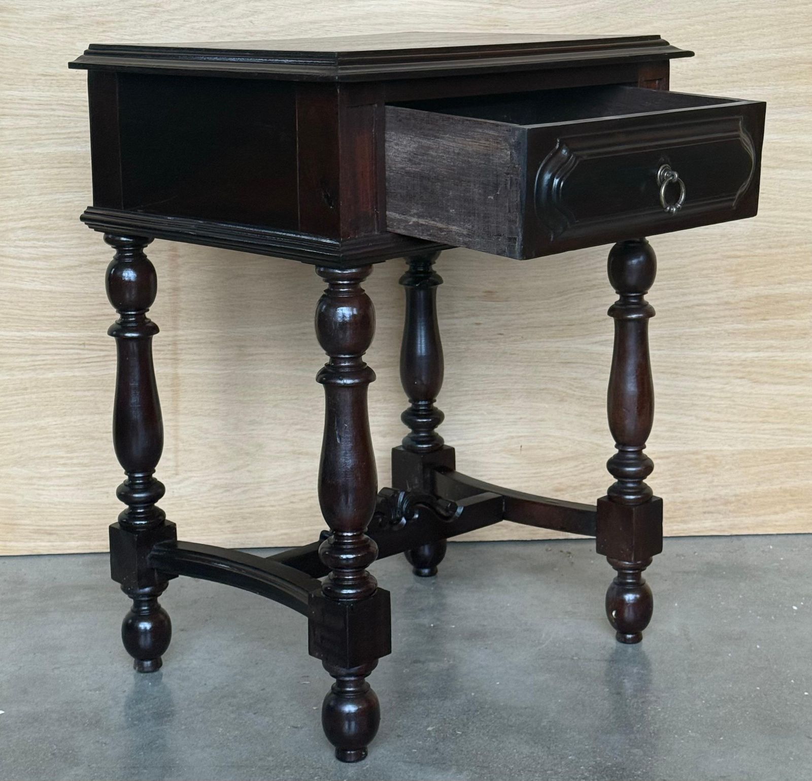 Paire de tables de chevet espagnoles en noyer sculpté, pieds salomoniques et tiroir photo vintage