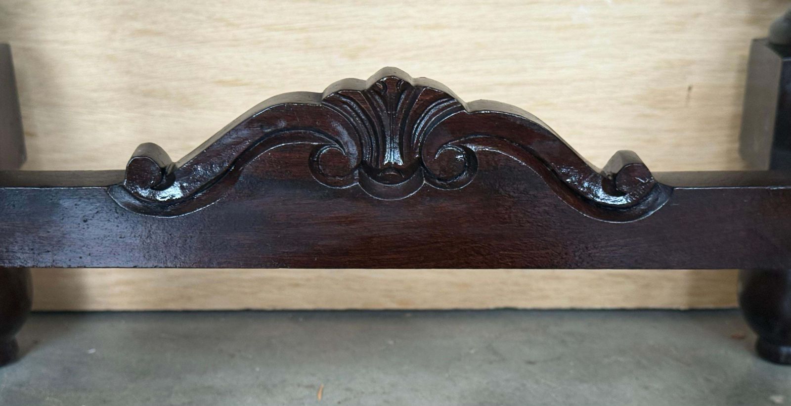 photo buy Paire de tables de chevet espagnoles en noyer sculpté, pieds salomoniques et tiroir