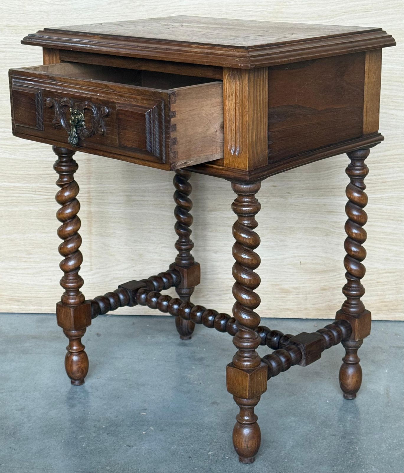 Paire de tables de chevet espagnoles en noyer clair sculpté, pieds salomoniques et tiroir photo buy