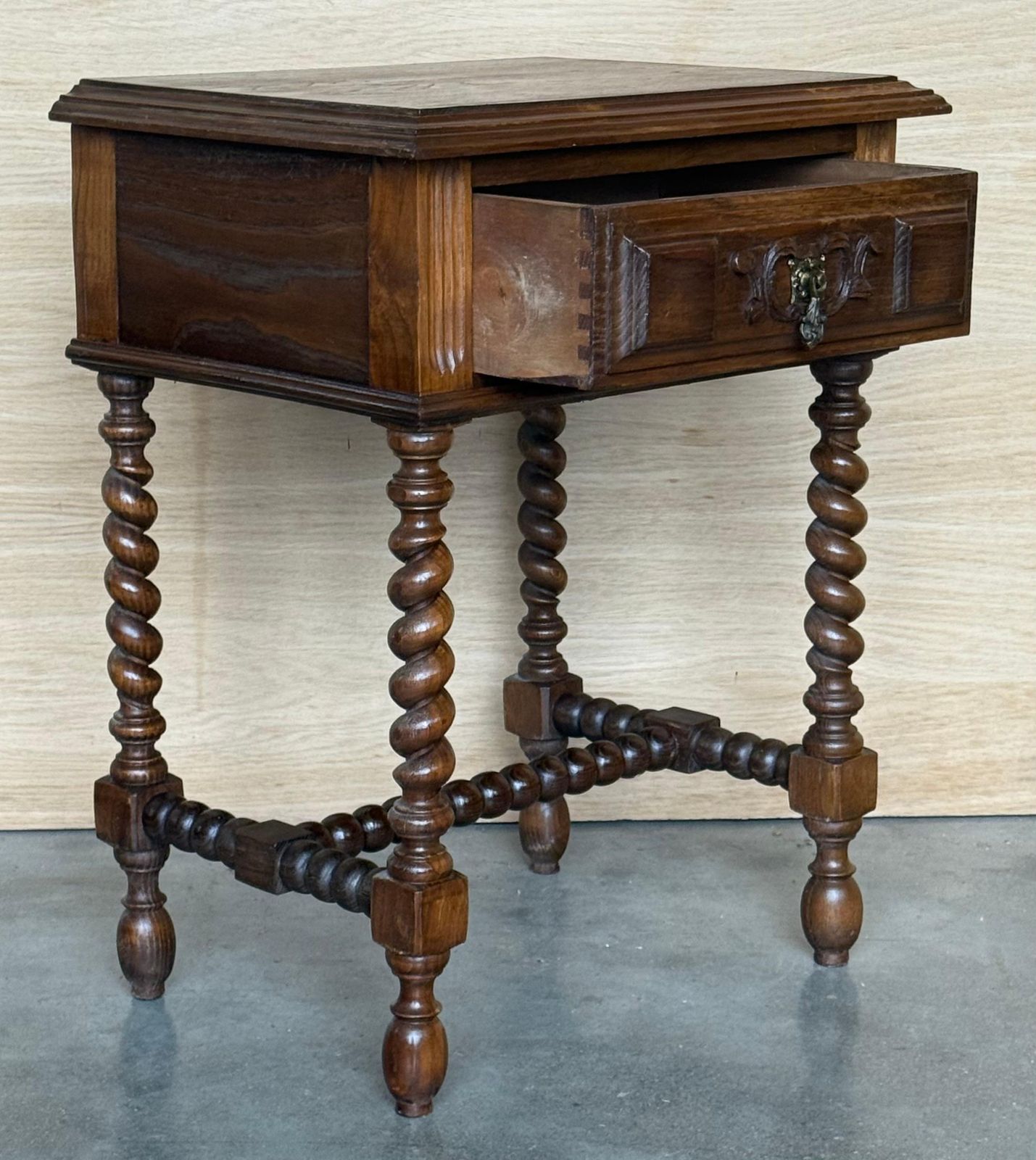 Paire de tables de chevet espagnoles en noyer clair sculpté, pieds salomoniques et tiroir photo vintage