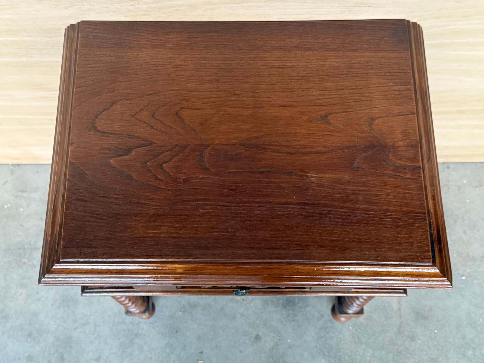 photo for sale Paire de tables de chevet espagnoles en noyer clair sculpté, pieds salomoniques et tiroir