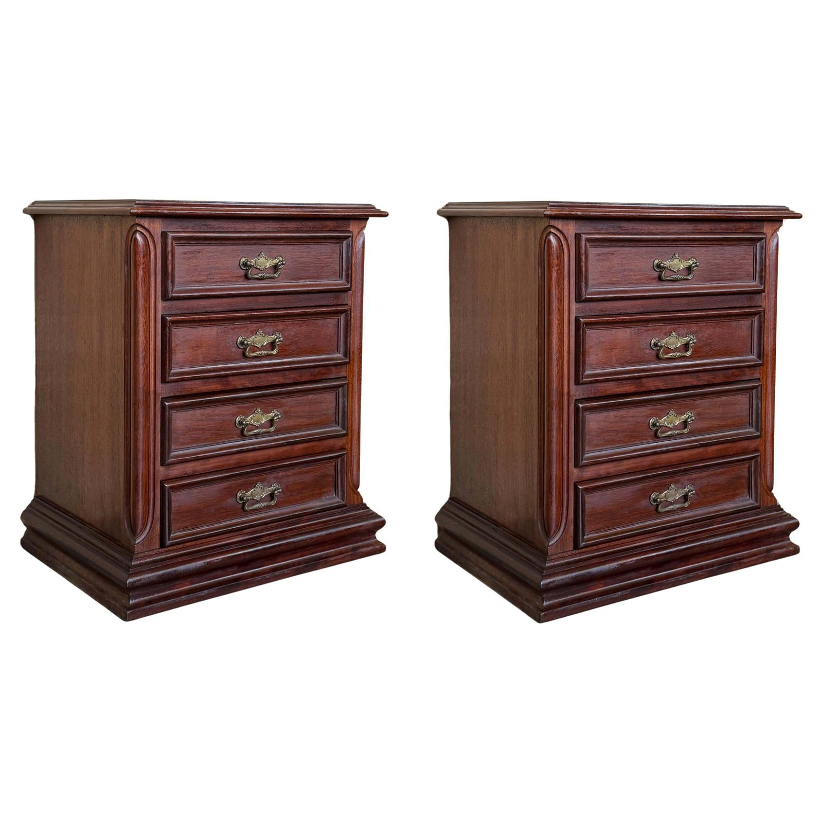 Paire de petites commodes Chippendale en noyer massif ou tables de chevet