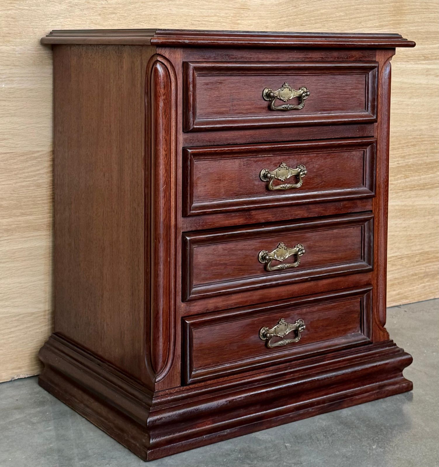 Paire de petites commodes Chippendale en noyer massif ou tables de chevet photo vinterior