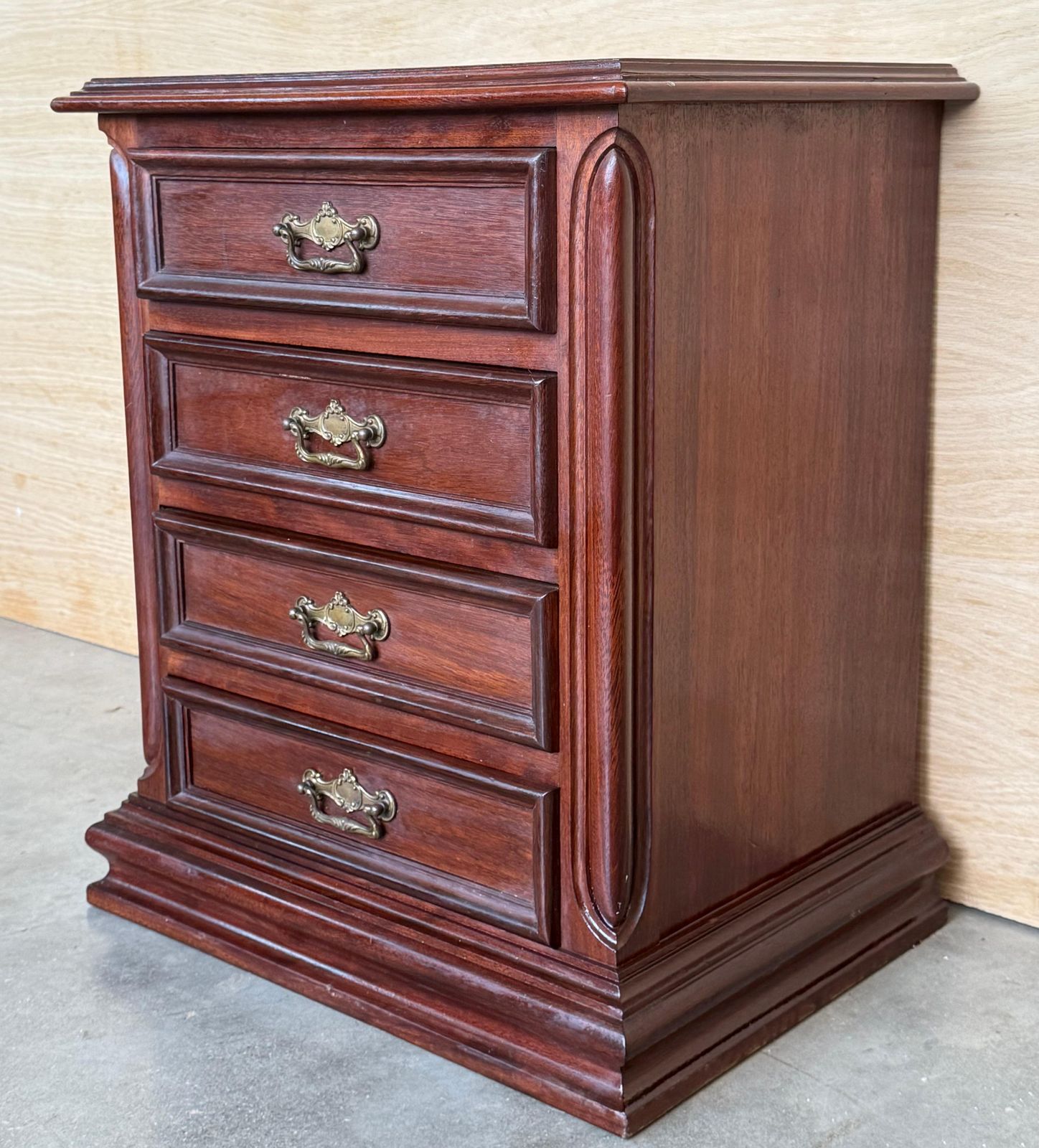 Paire de petites commodes Chippendale en noyer massif ou tables de chevet photo buy
