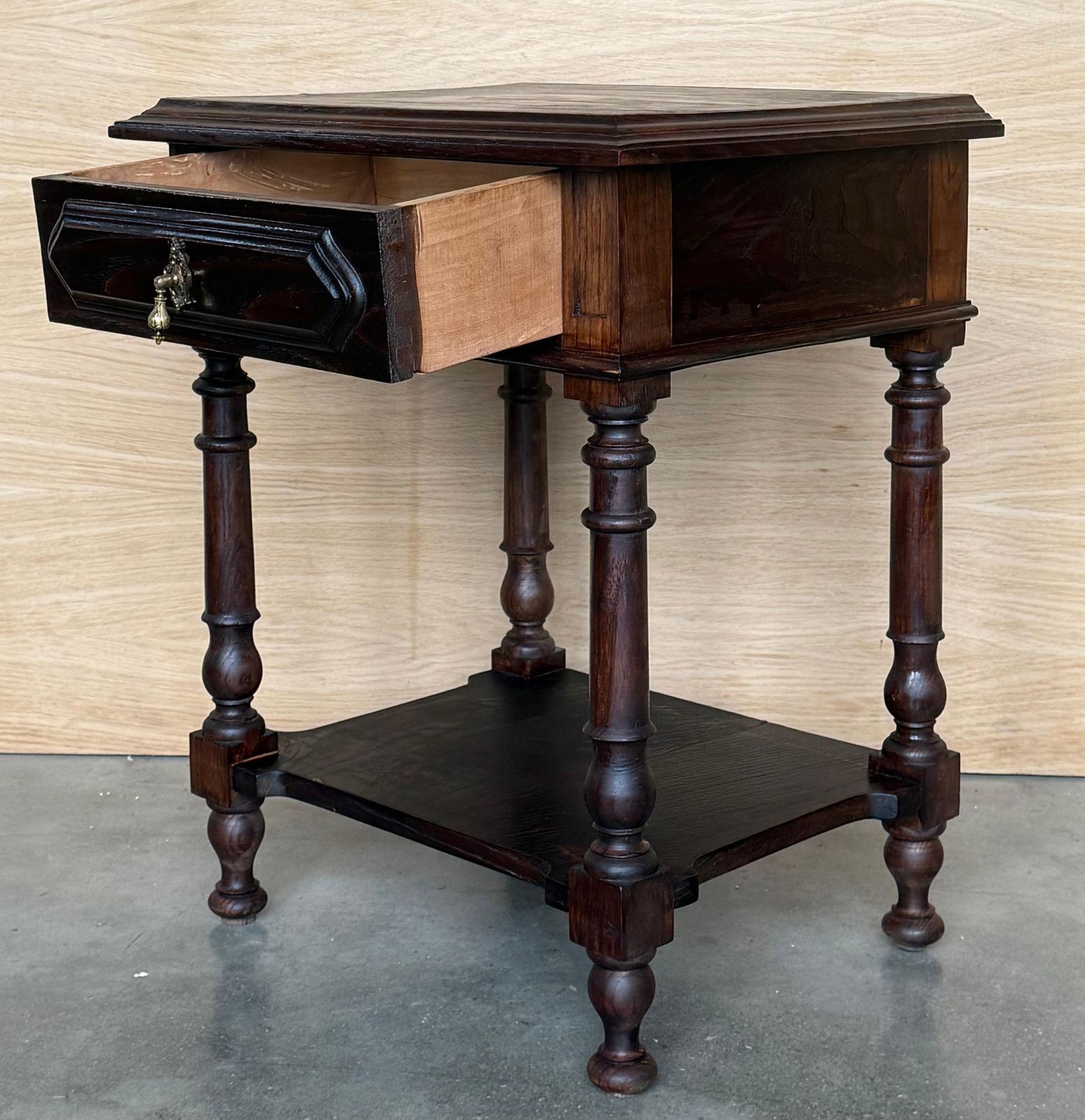 Paire de tables de chevet espagnoles, un tiroir et tablette basse photo buy